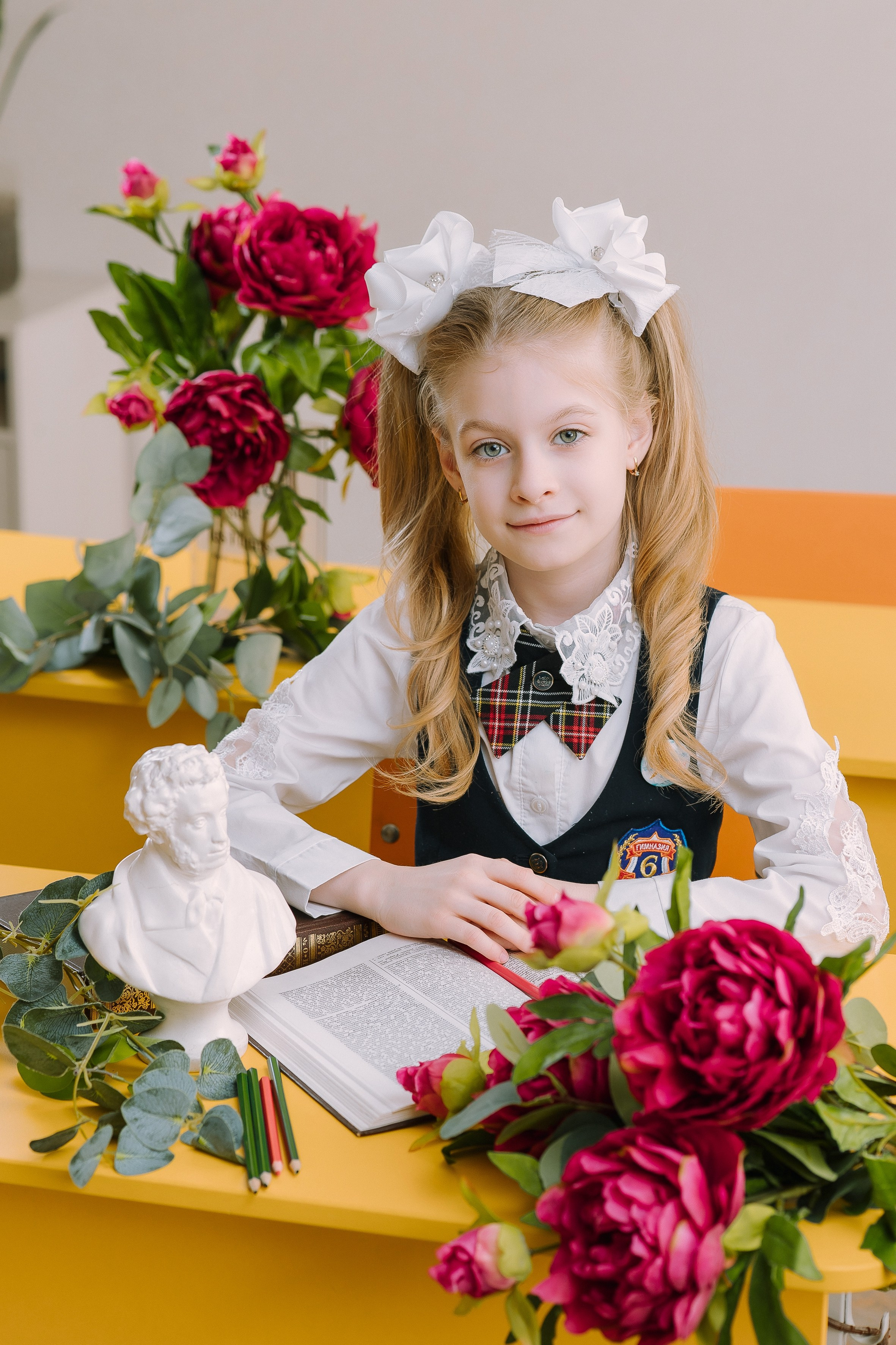 Портреты за партой в классе- Весна. Выпускные альбомы Натальи Бутко: Новороссийск, Анапа, Геленджик