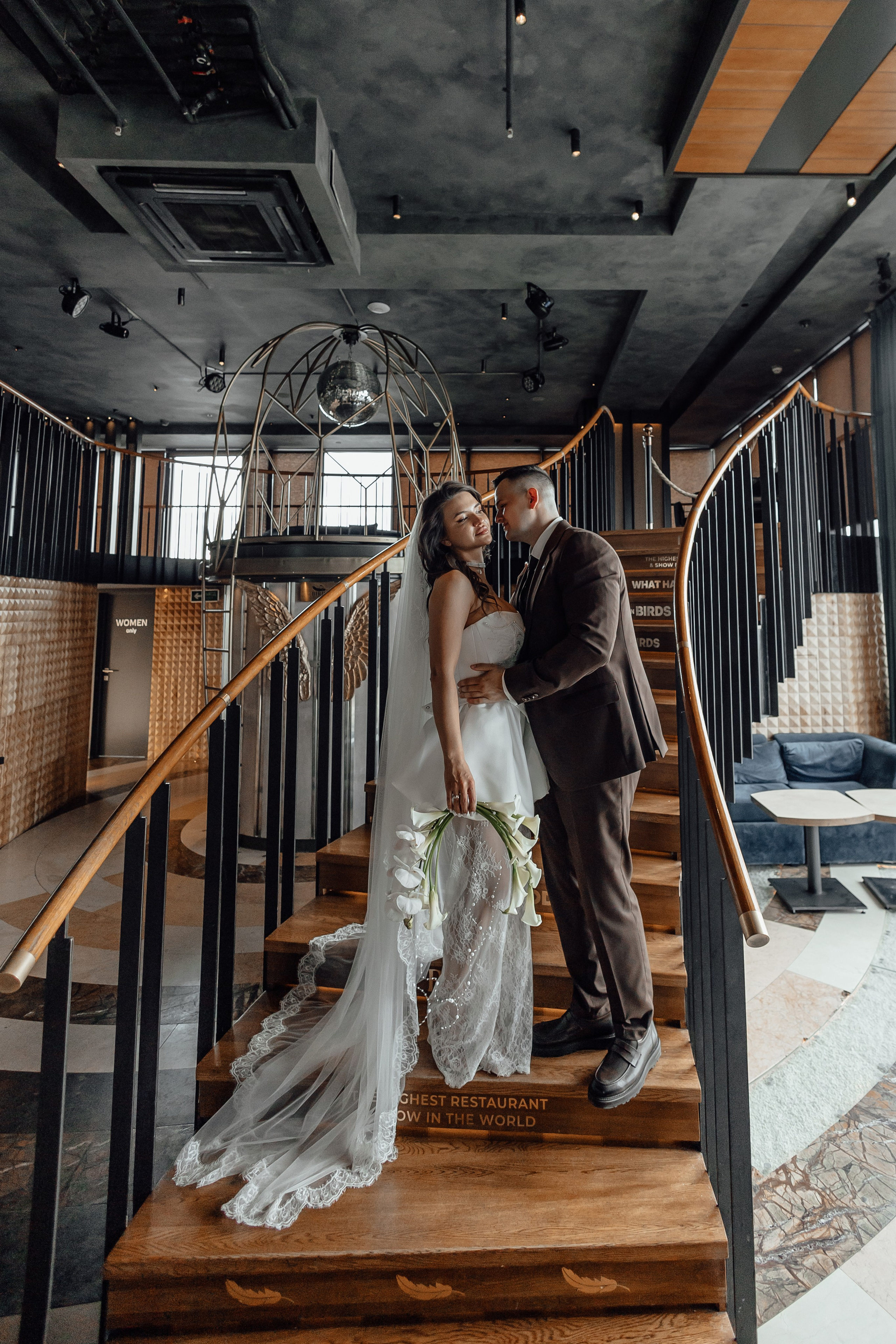 свадебная фотосессия в ресторане бердс башня Око Москва Сити