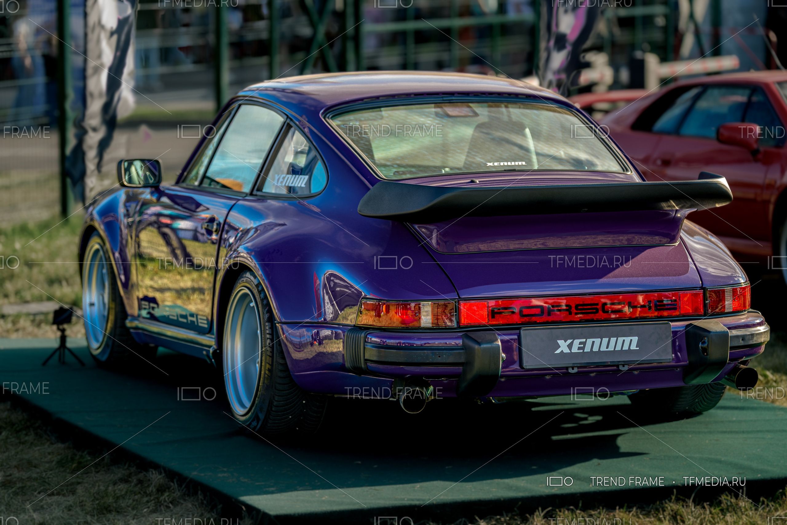 Фиолетовый Porsche на стенде Xenum на фестивале в Москве