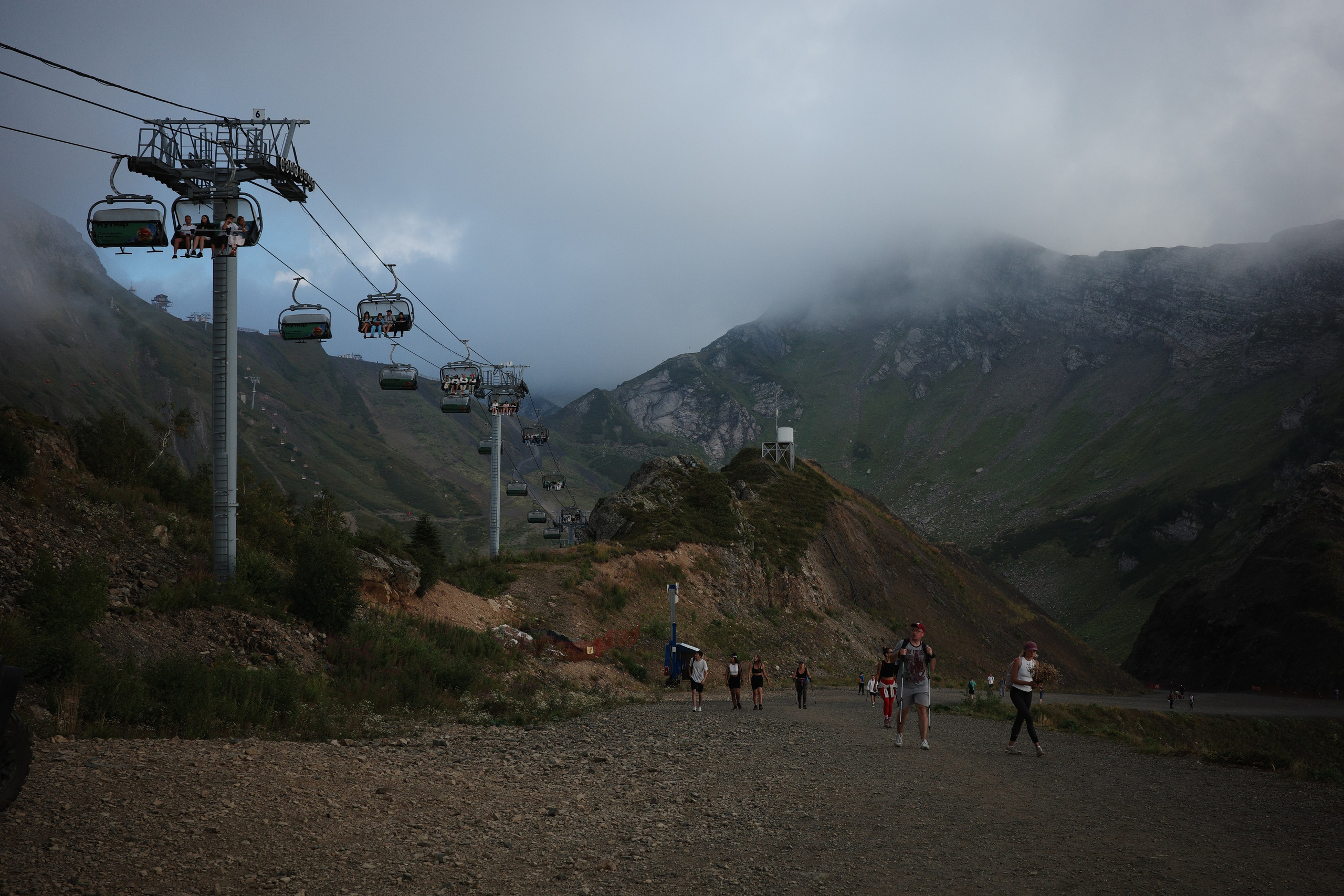 Некоторые люди поднимались еще выше