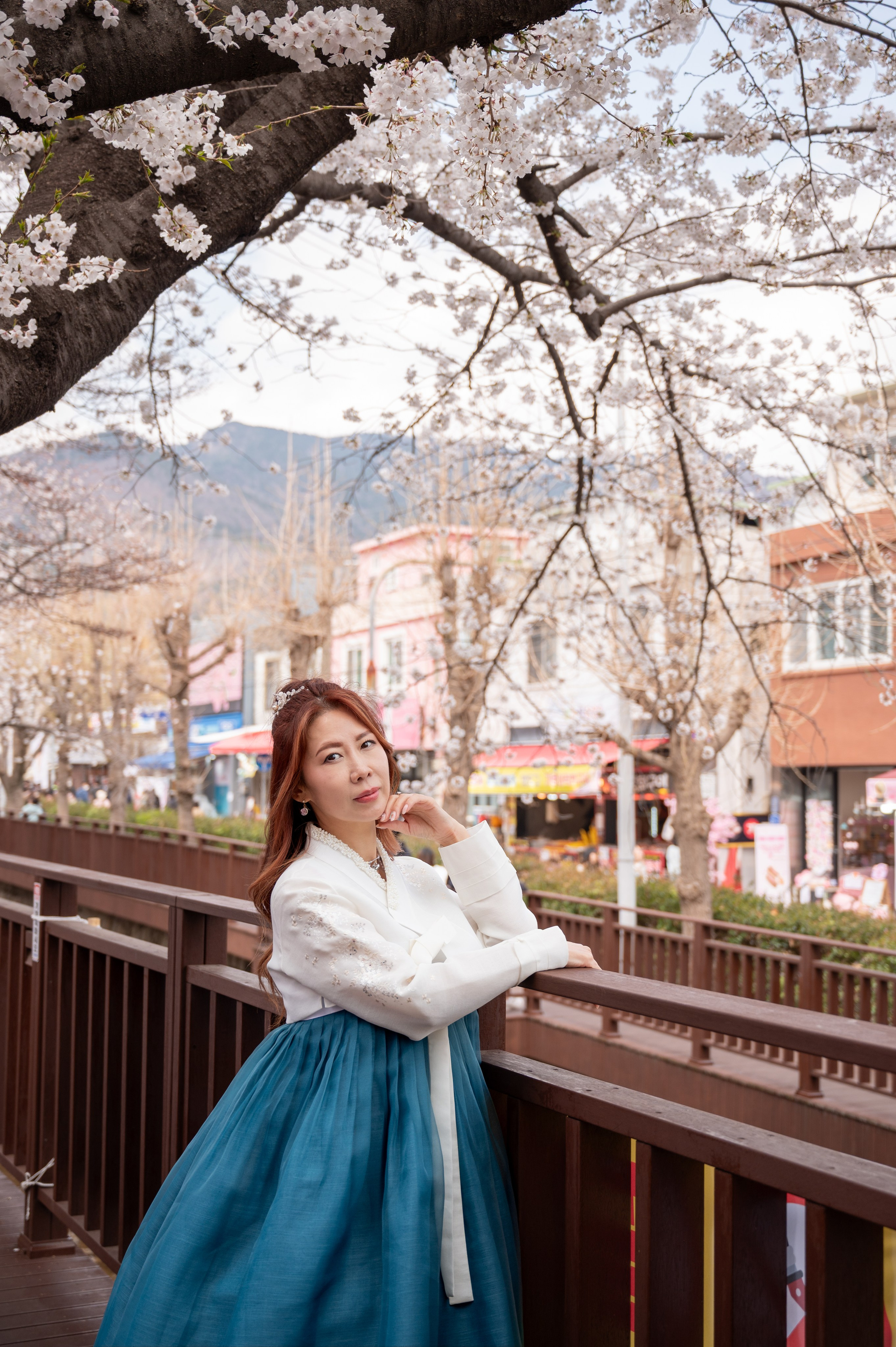 Portrait en hanbok traditionnel pendant la saison des cerisiers à Busan