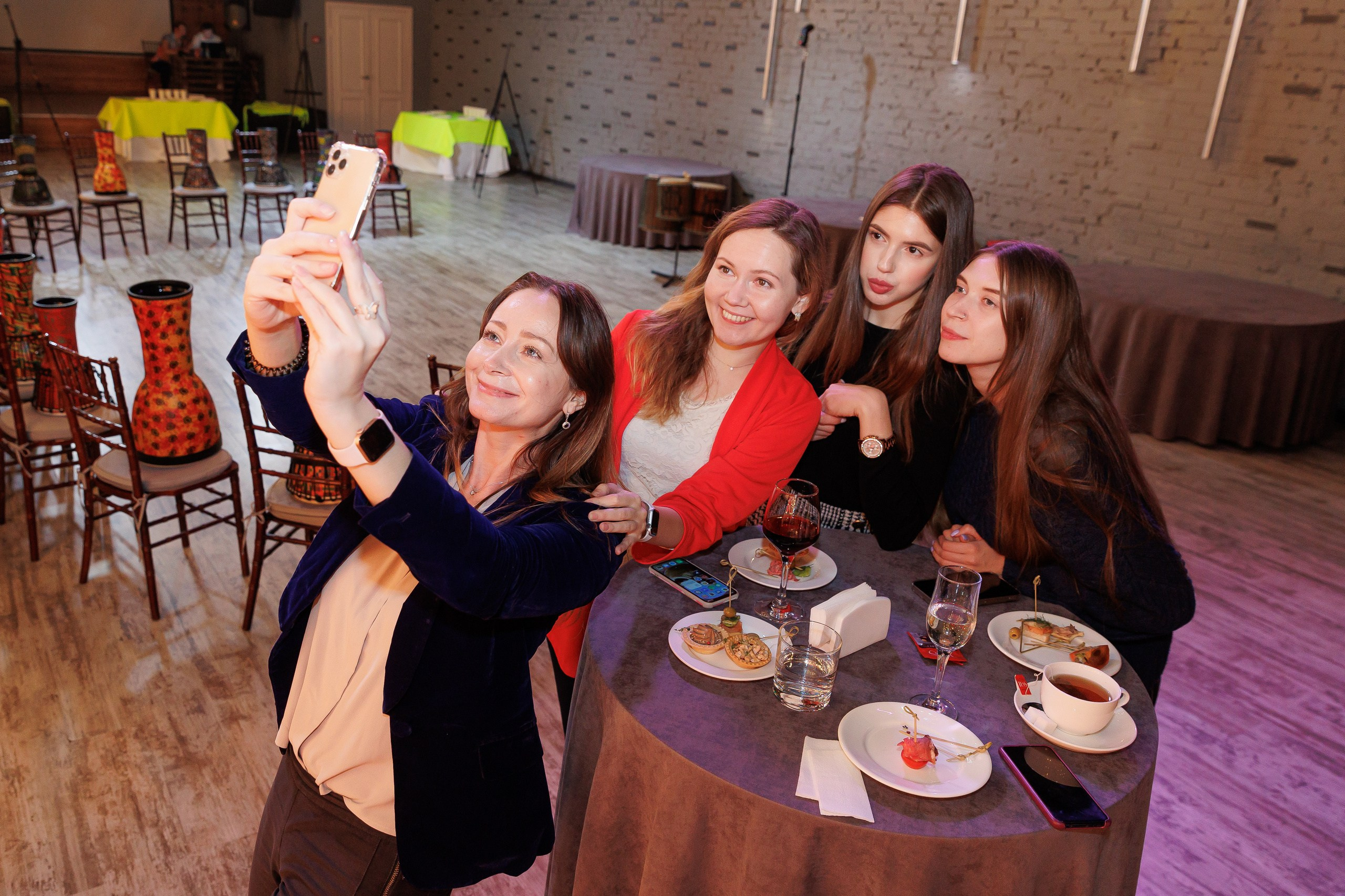 девушки делают селфи