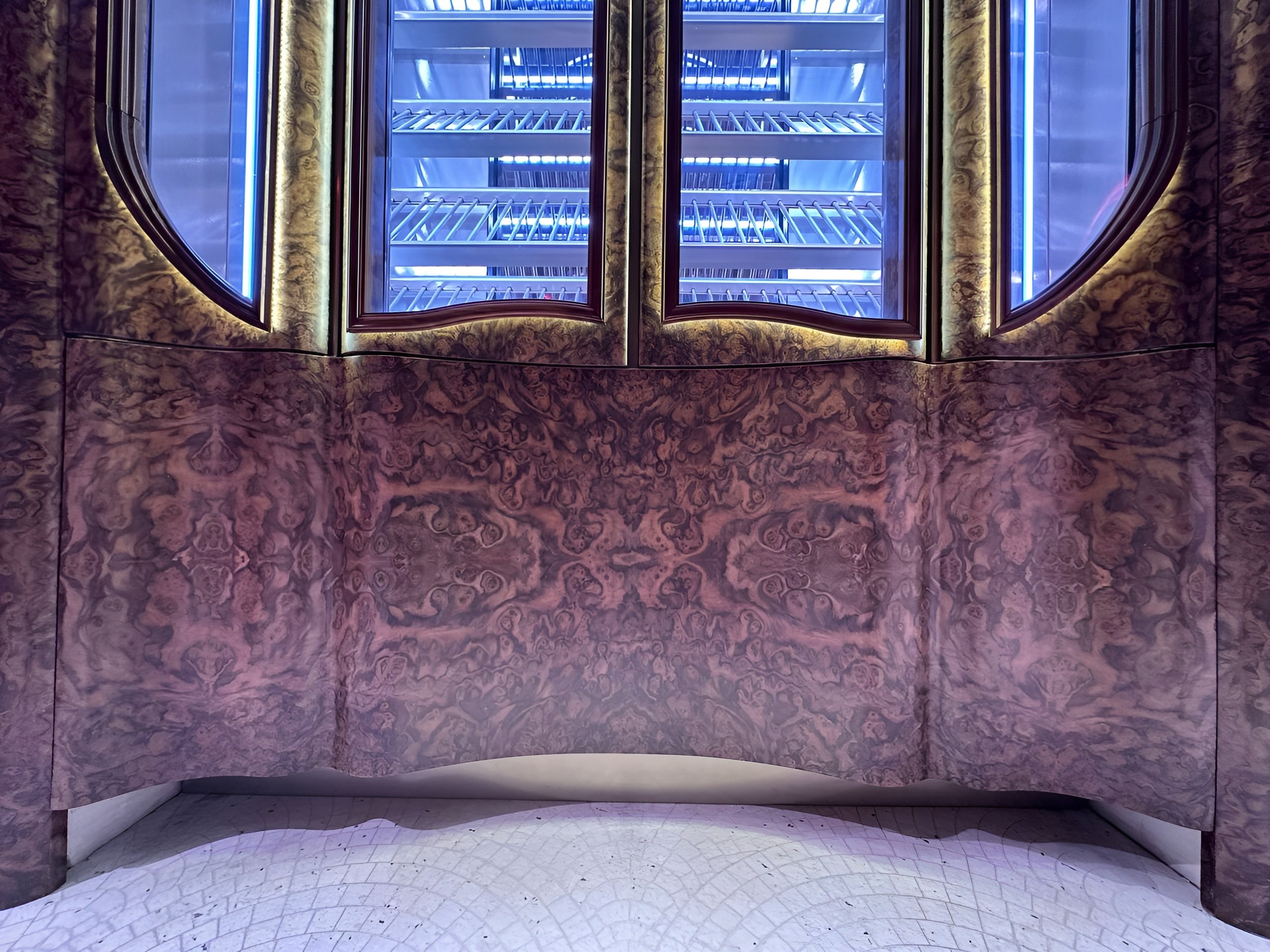 Сложное — возможное: радиусная облицовка корнем ореха. DRVO — мебельное производство полного цикла