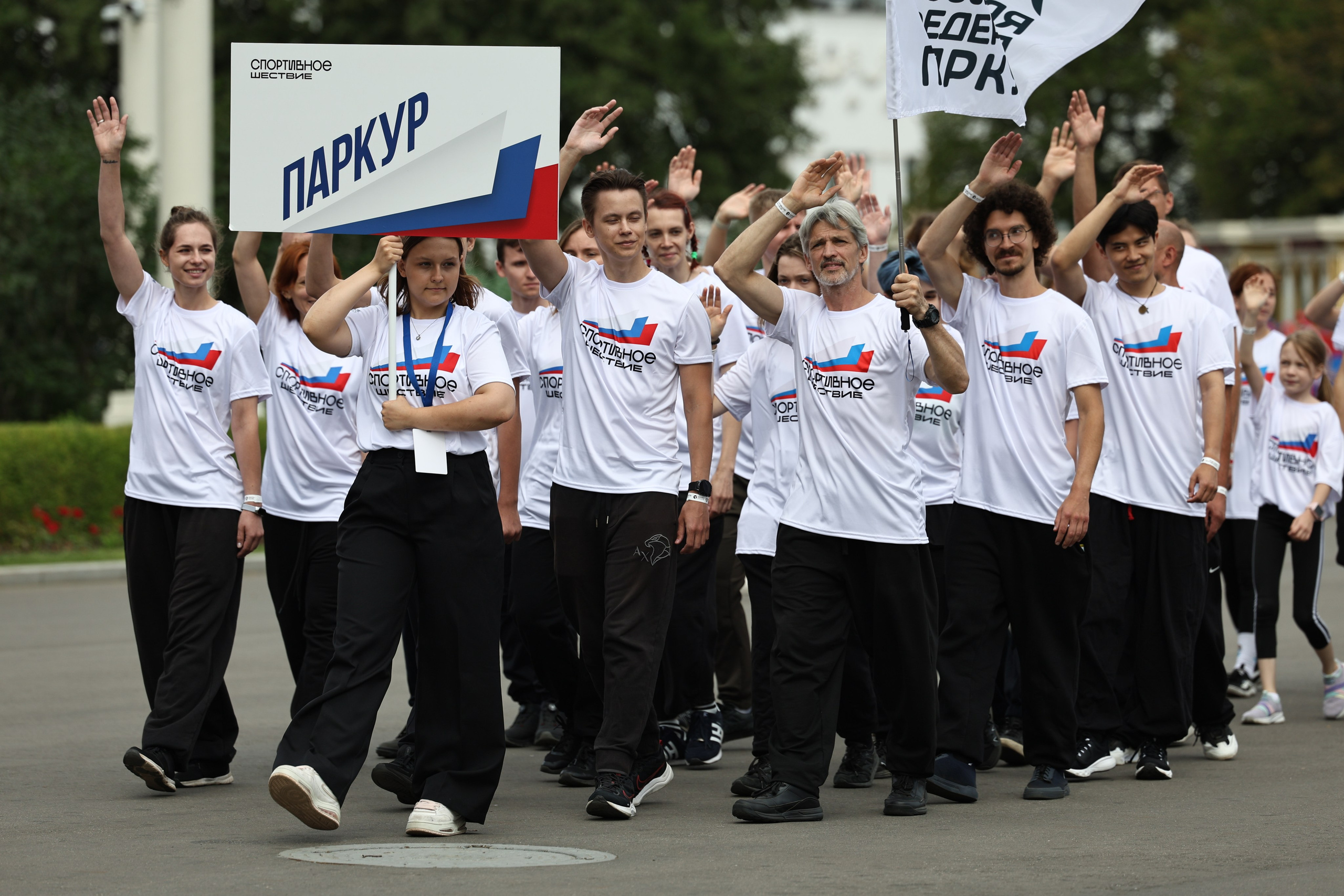 Паркурщики на Спортивном шествии на ВДНХ 9 августа 2025