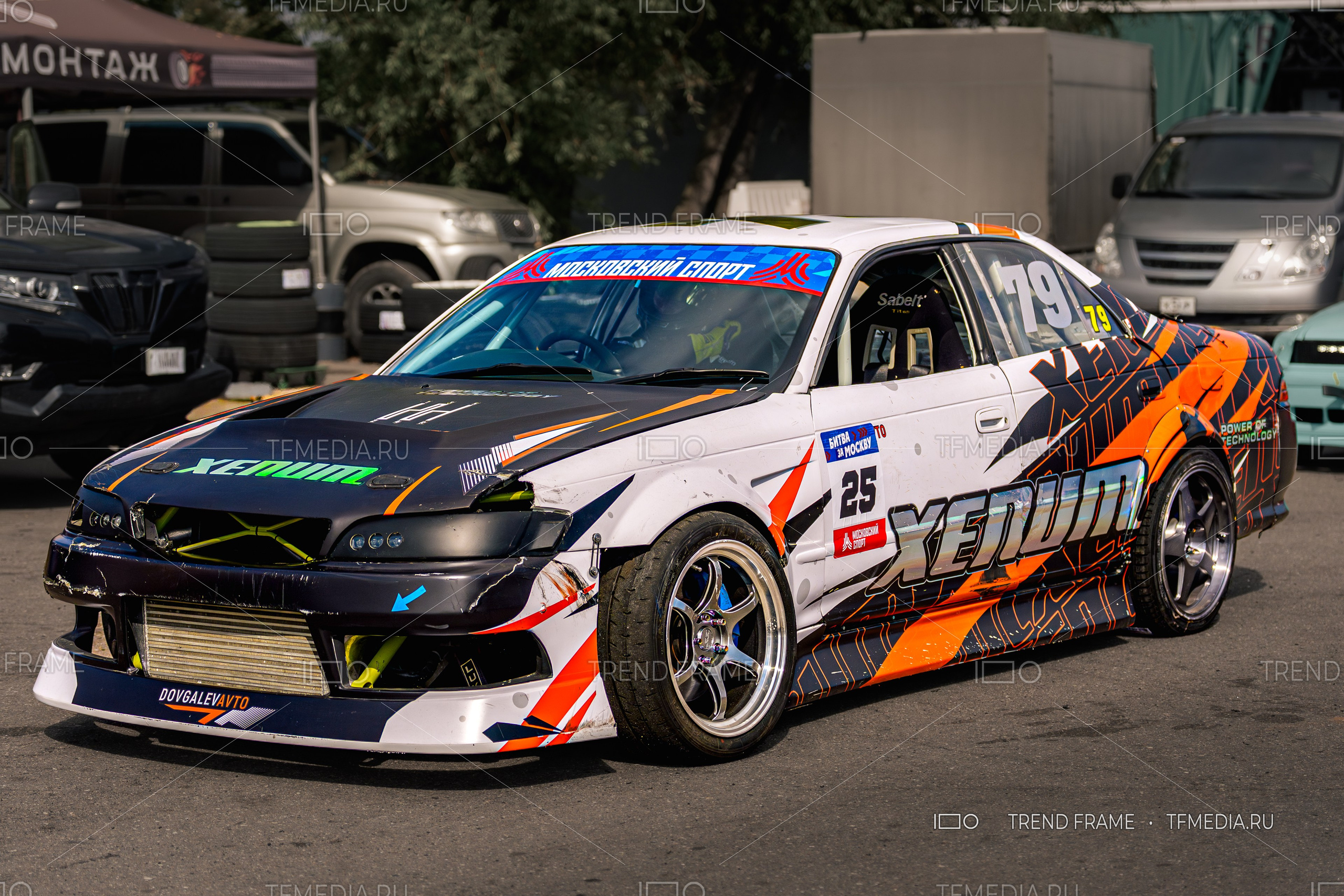 Дрифт-машина Xenum с открытыми радиаторами на фестивале в Москве