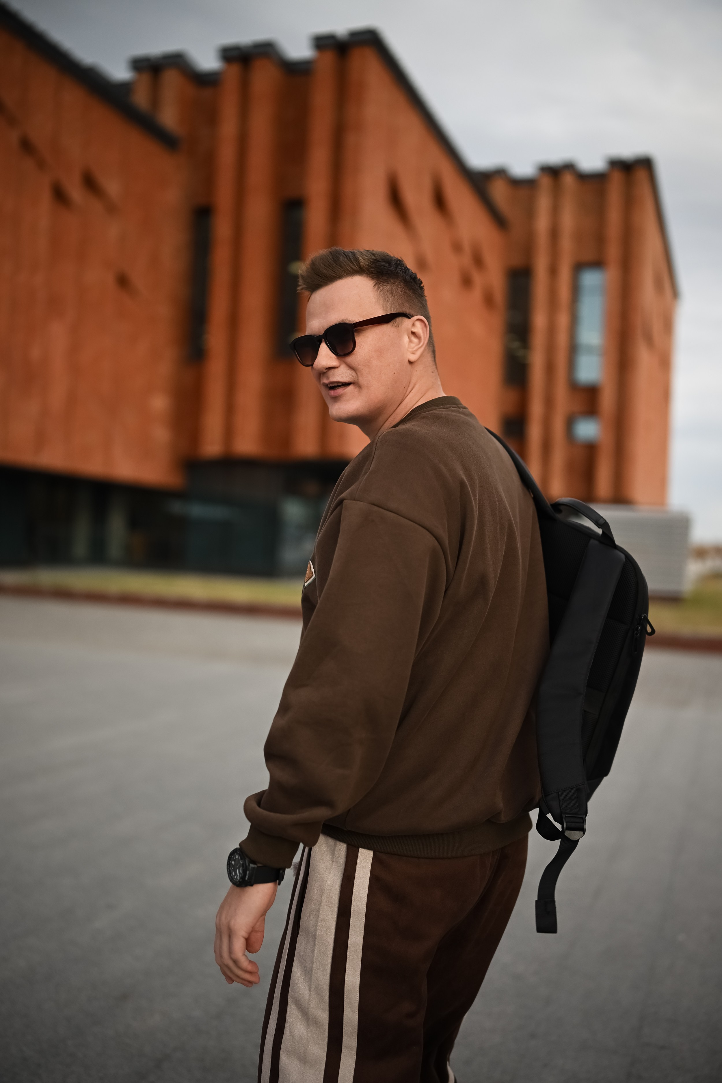 Мужская портретная фотосессия у Национальной библиотеки Татарстана в Казани, фотограф Алексей Клейменов