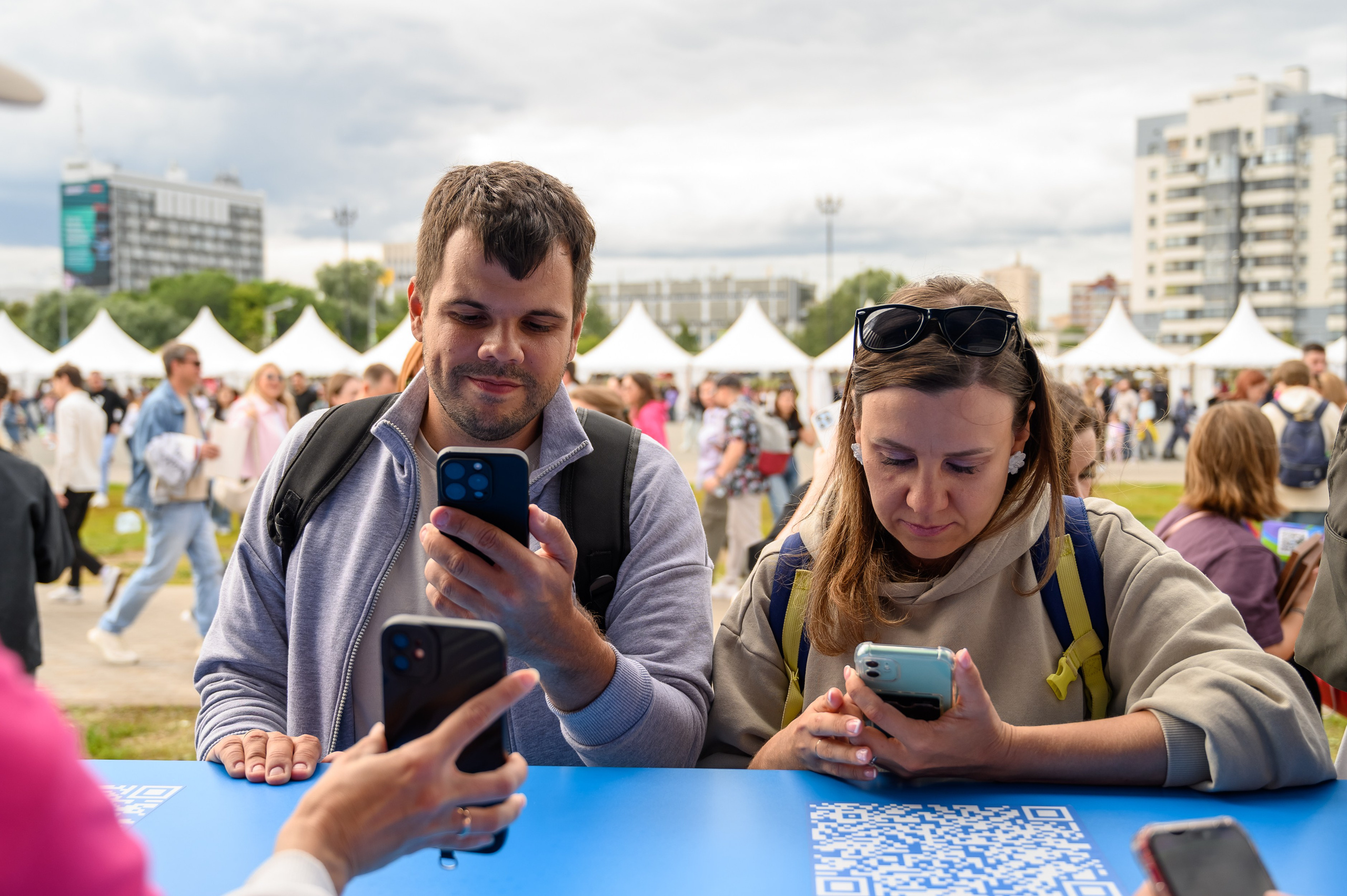 Гости фестиваля VK Fest у стенда «Сообщества», репортажное фото от фотографа из Казани Клейменова