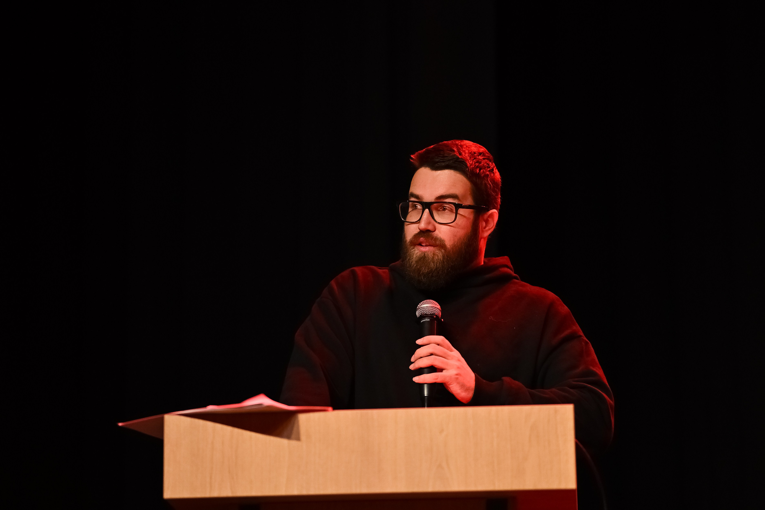 Аудитория слушает Даниила Рождественского на фотофоруме в Казани