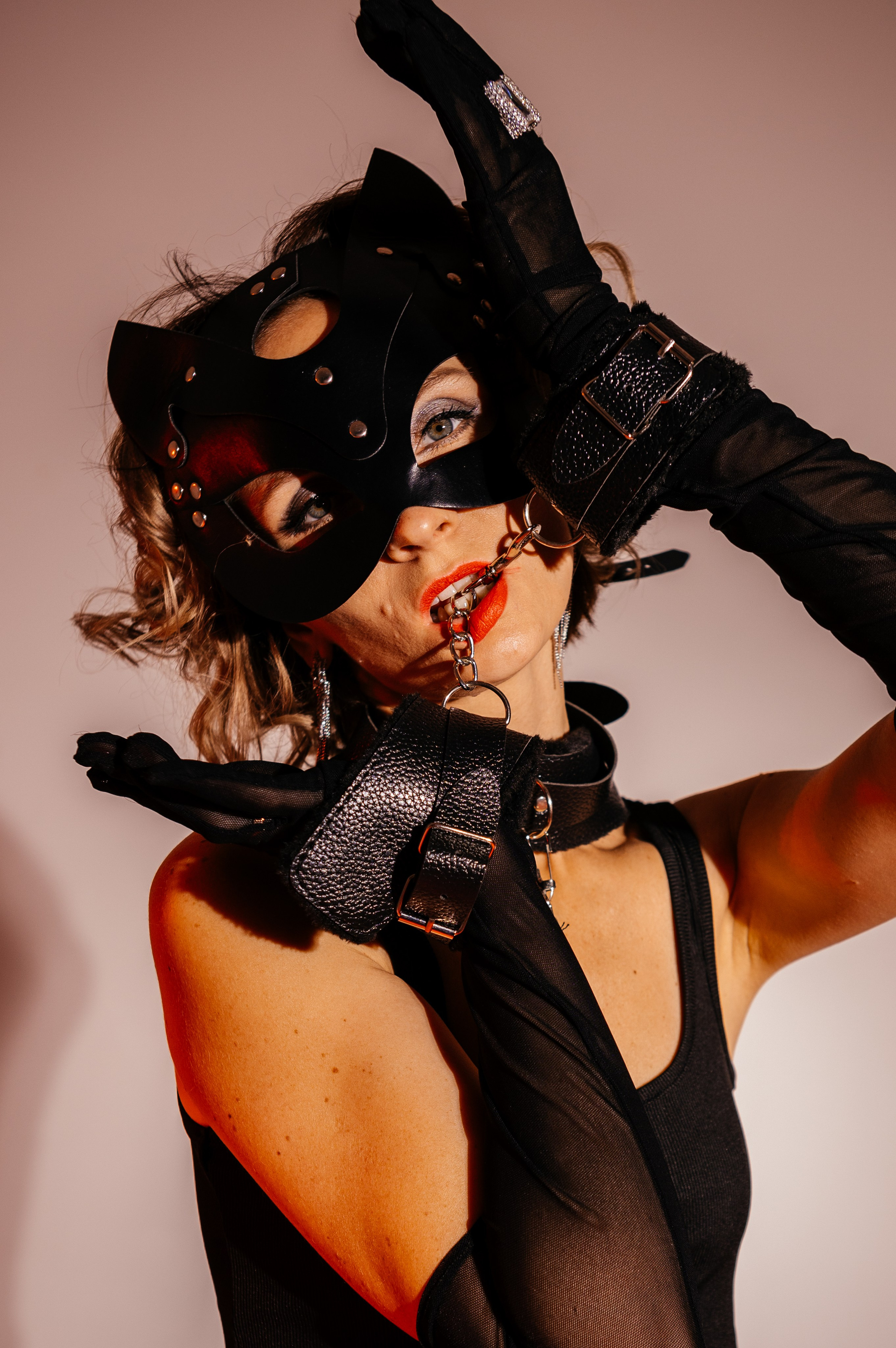эротическая фотосессия в кожаном наряде с цветным светом