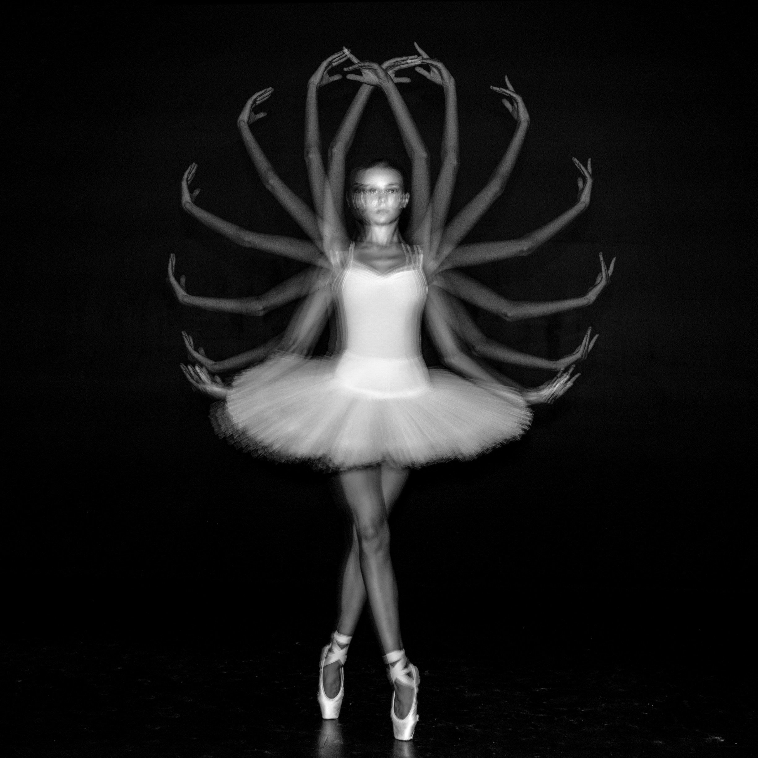 б\н 2022г.Фотография снята Стробоскопическим методом, снято одним кадром, без фотошопа md: Кира Артамонова ma: Slava Models