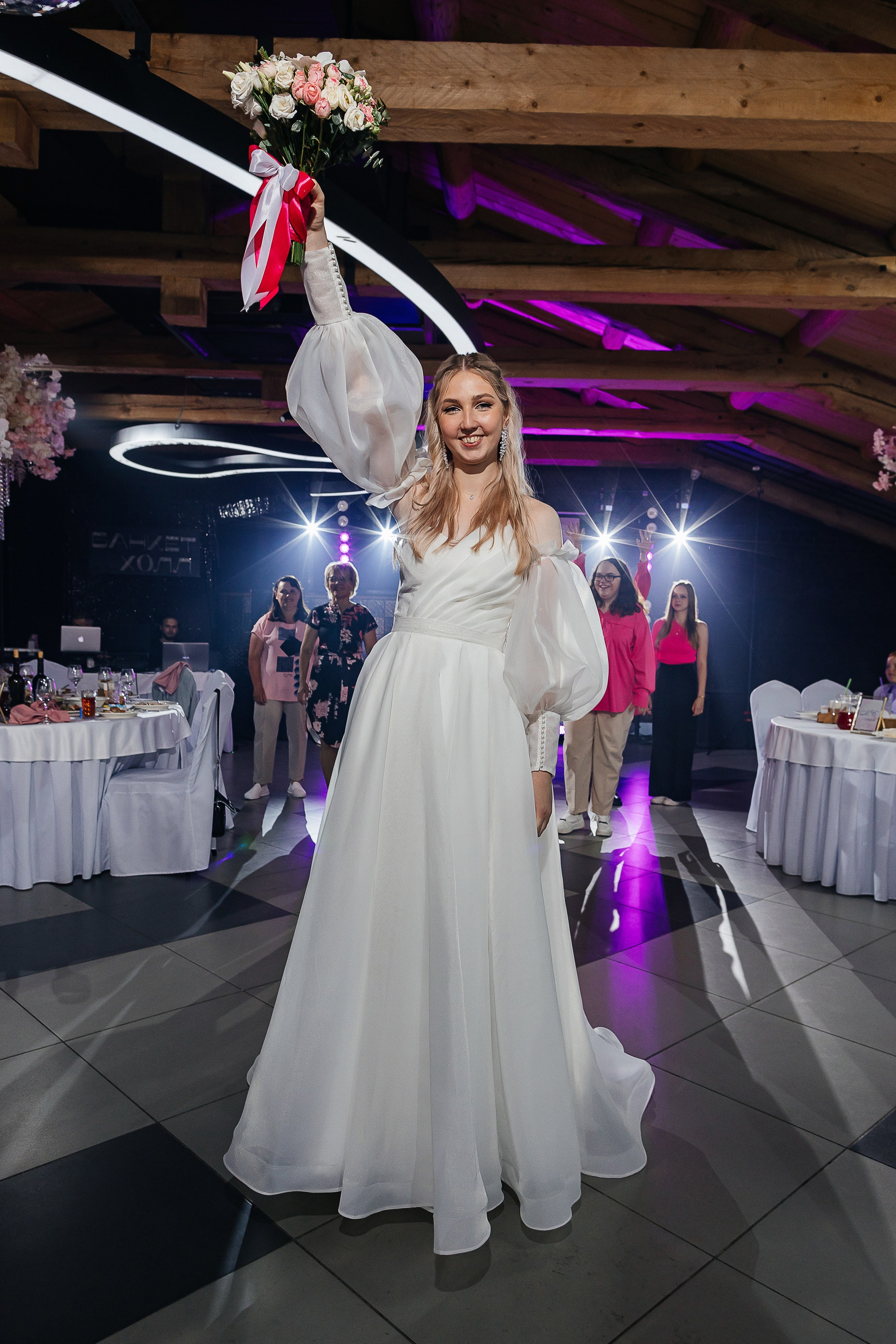 Чувственная первая встреча пары в отеле. Олег Сверчков | Свадебный фотограф Вологда