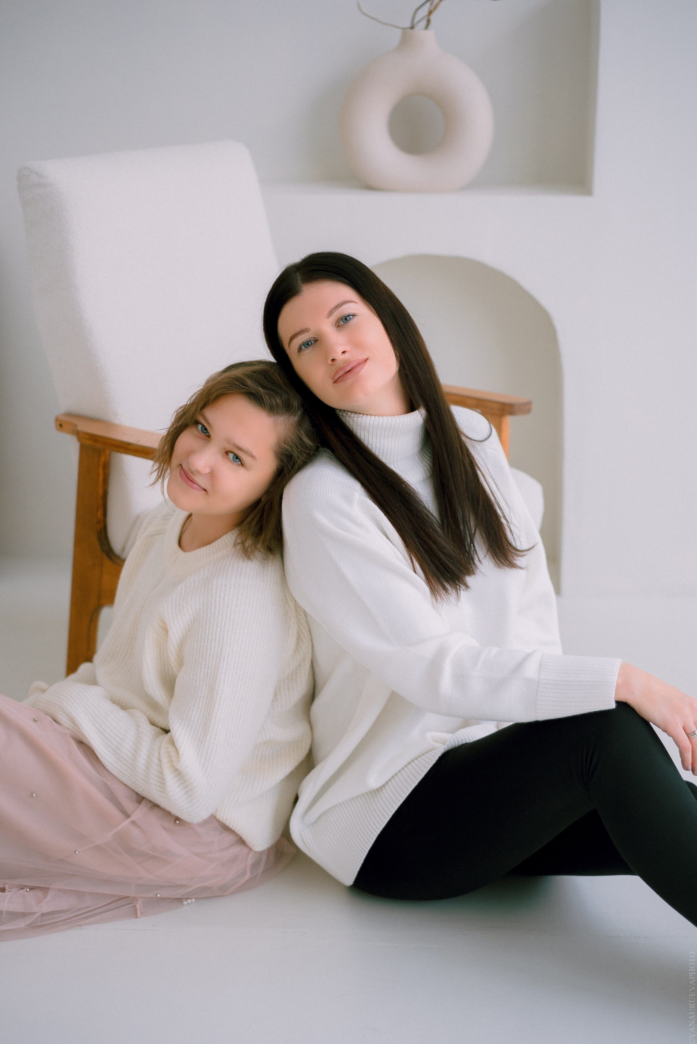 Мама и дочь сидят на полу