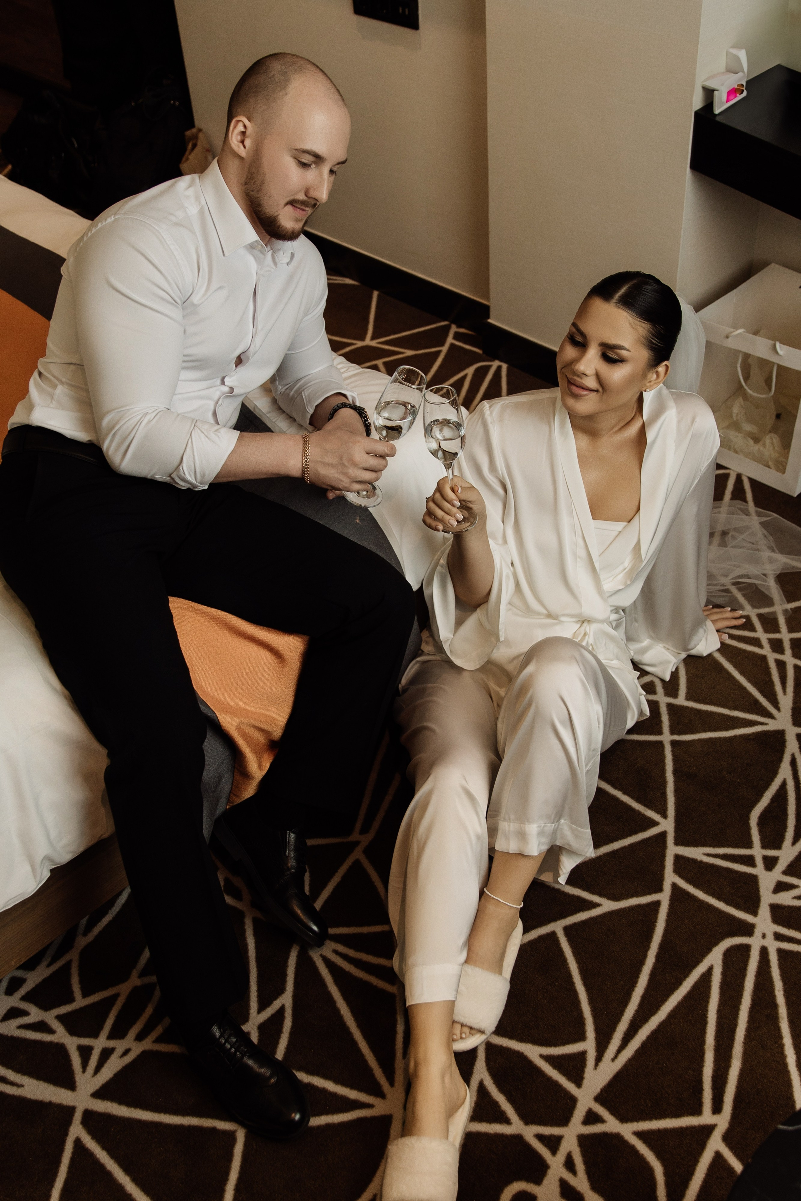 Жених надевает галстук перед свадебной церемонией