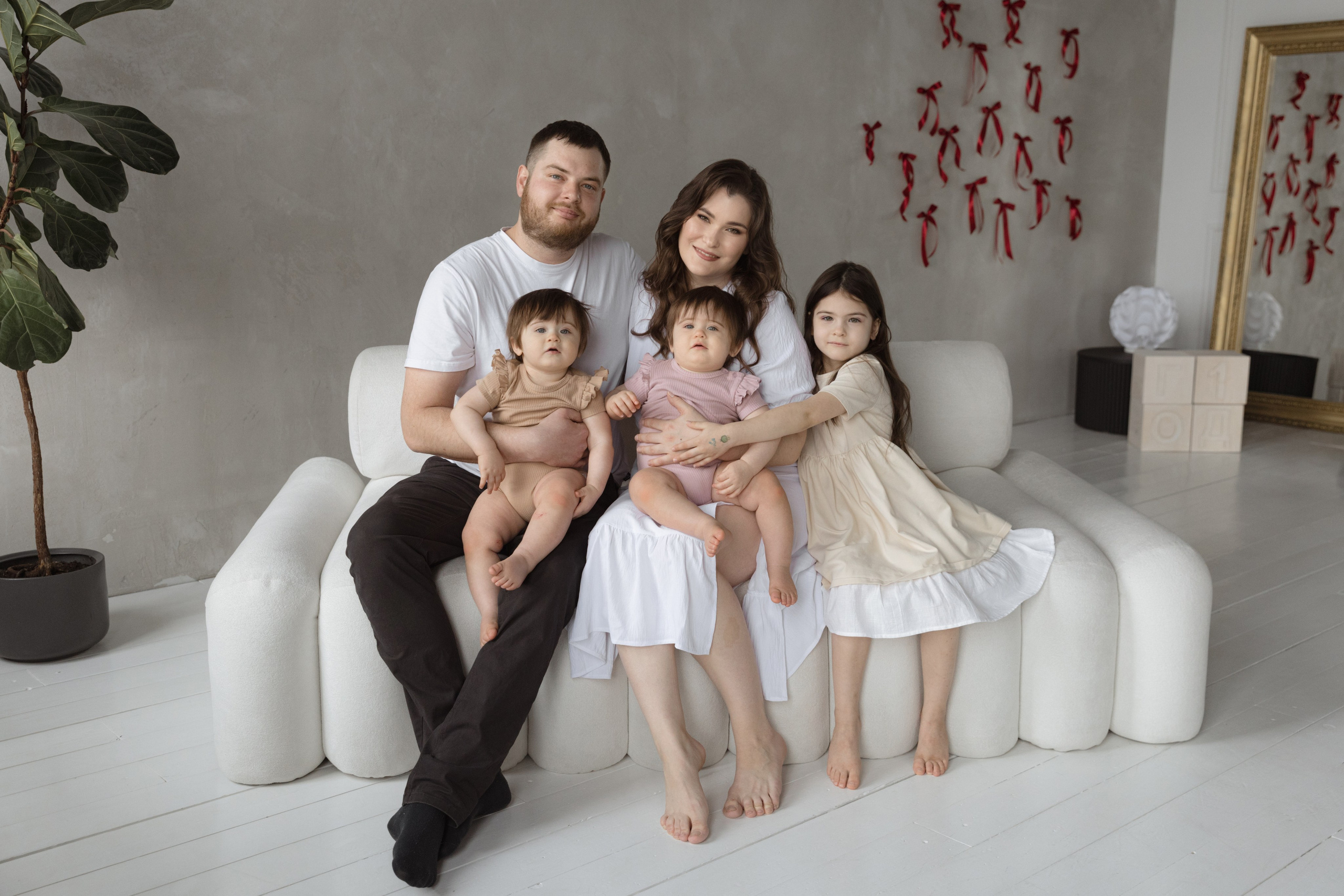 Фотосессия 1 год: родители с ребёнком, тёплая атмосфера в кадре