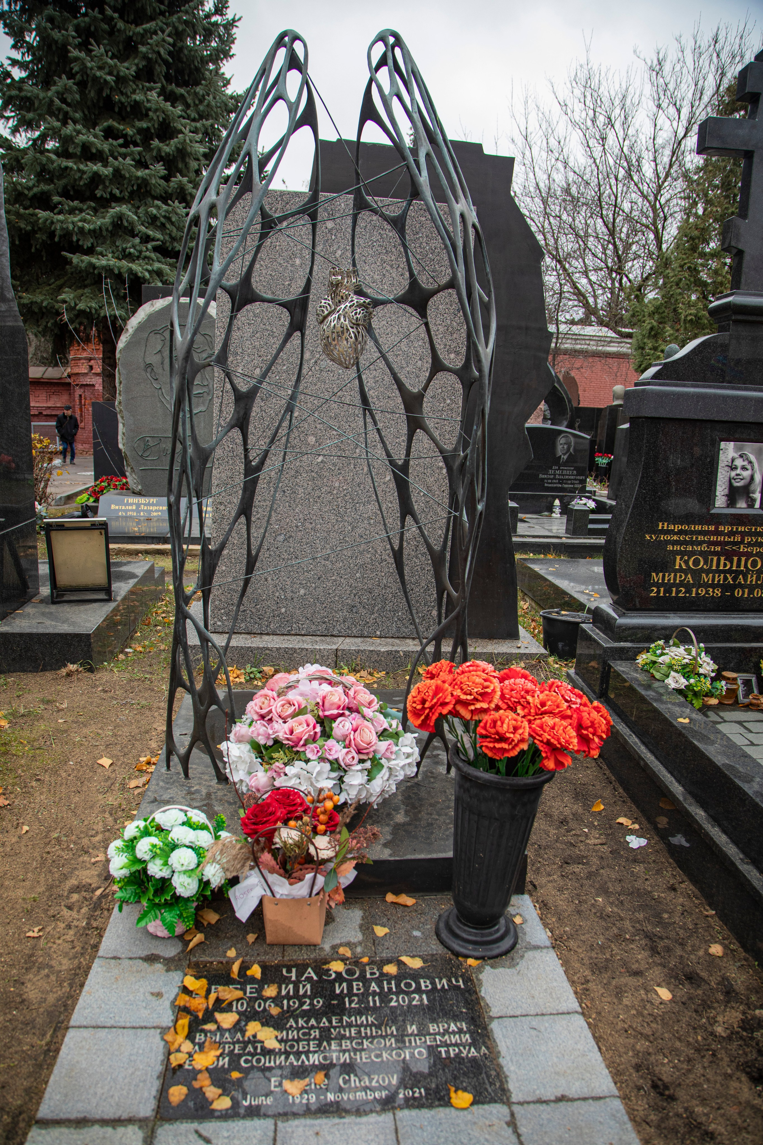 Осенняя прогулка по Новодевичьему кладбищу. Фотограф Сергей Ловкий