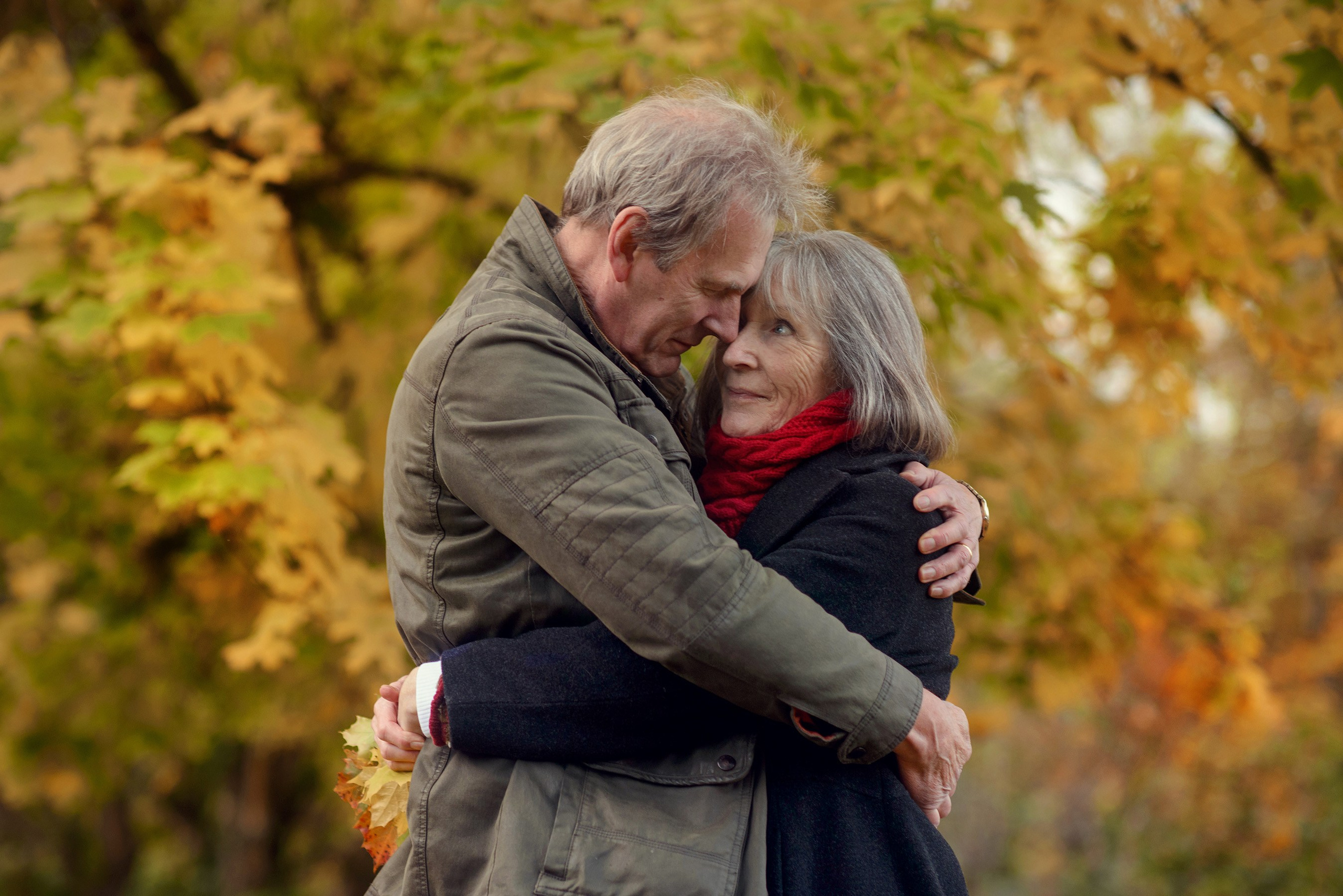 Photo session for a couple in a local autumn Scotland park. Elena Carruthers family photographer in Scotland (Edinburgh, Glasgow)