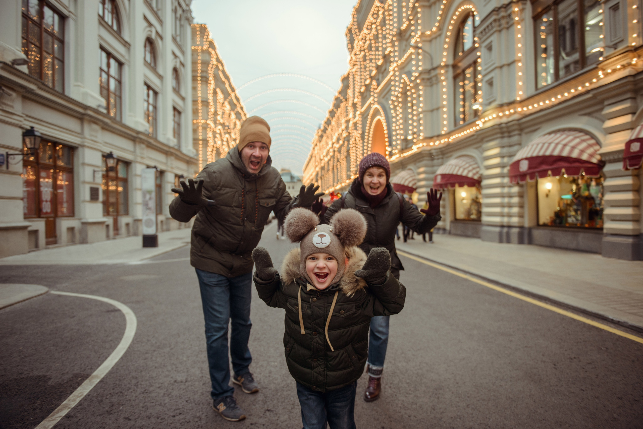 family photo shoot walking in the city. New Year Christmas photoshoot (Photographer in Edinburgh Elena Carruthers)