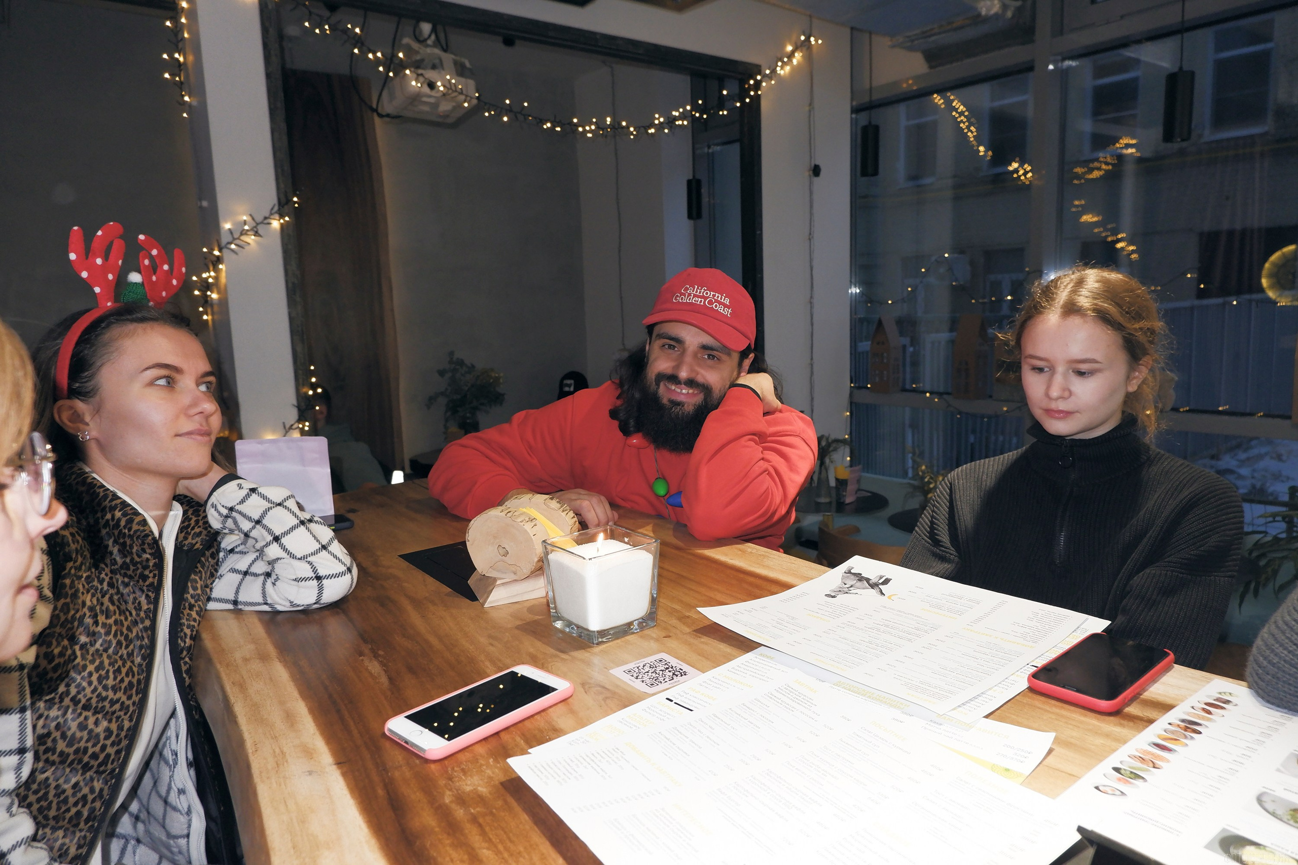 Кутята Coffee Shop. Фотографъ Сергѣевъ. Поймать мгновеніе