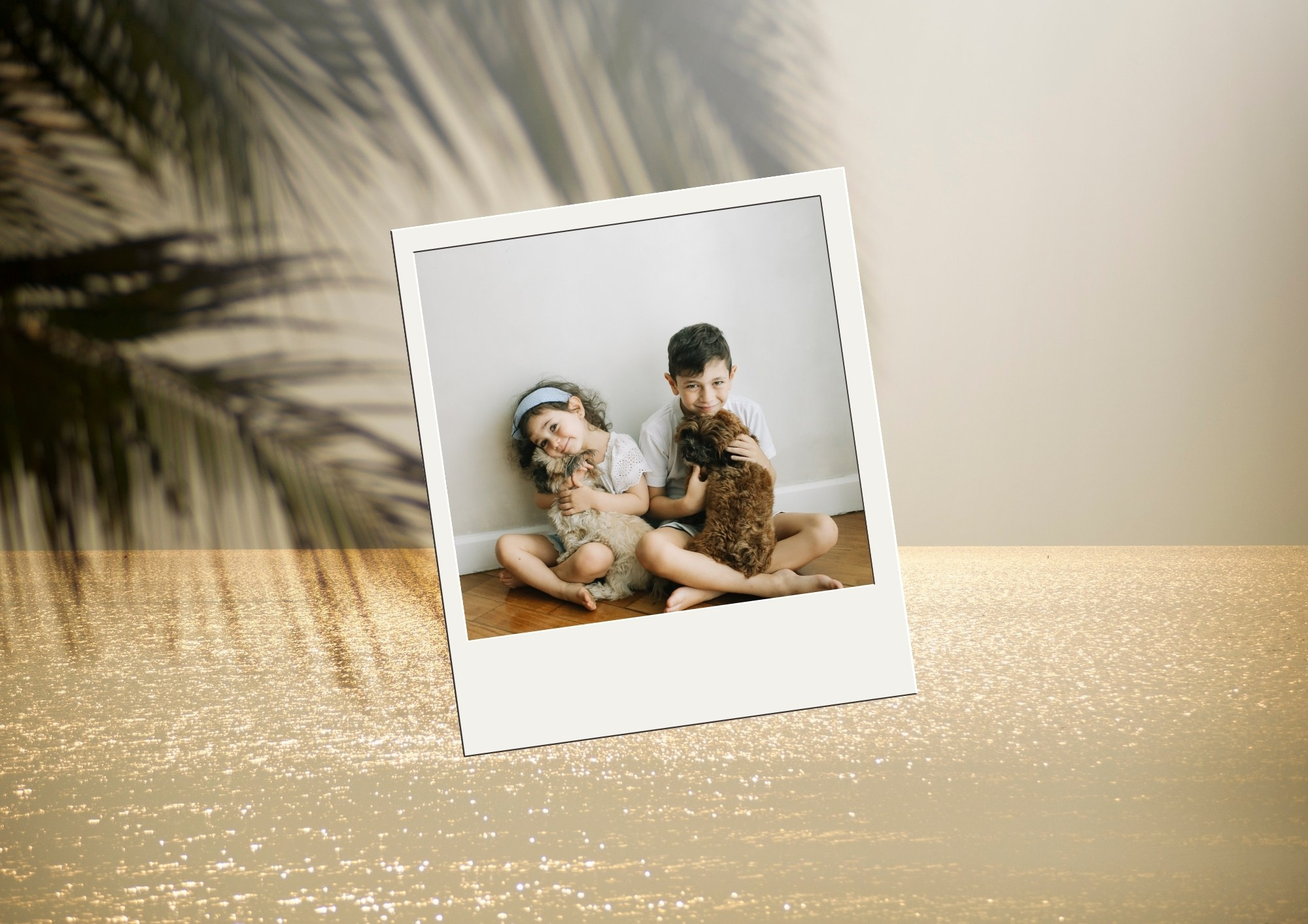 двое детей сидят с питомцами на фоне золотистого заката