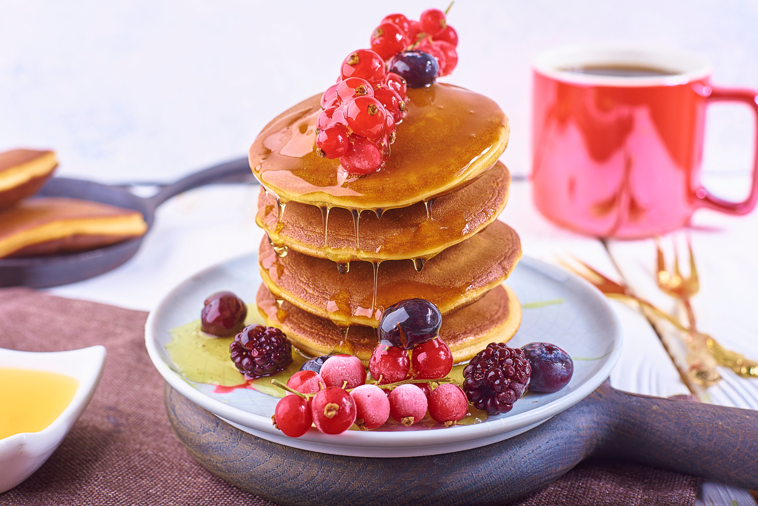 Панкейк, панкейк с медом, панкейк фуд фото, блины, блины Америка, блины США, блины народов мира, фуд фото, смородина, красная смородина, красная смородина и блины, блины со смородиной, блины с медом, панкейки с медом, фуд фотограф Москва