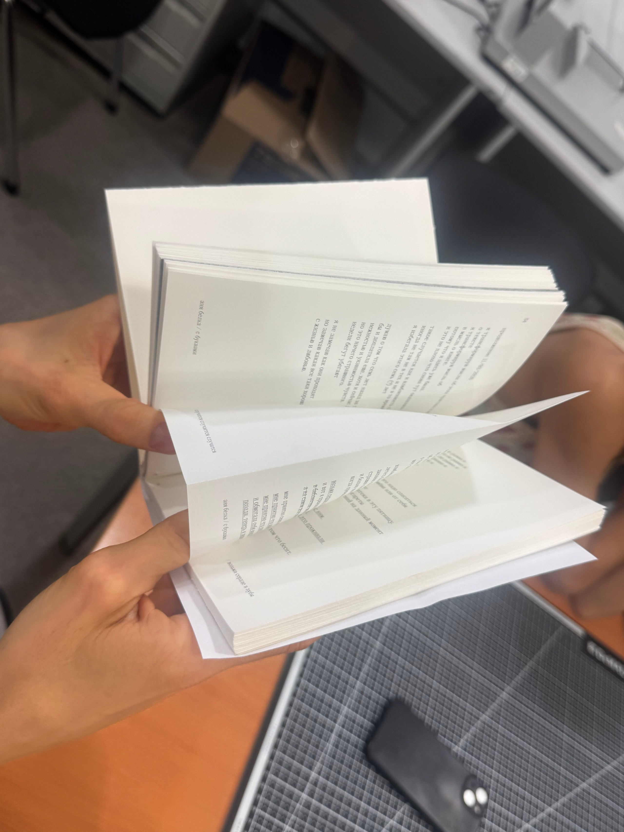 Книжка с буквами. Аня белка — художница и фотограф
