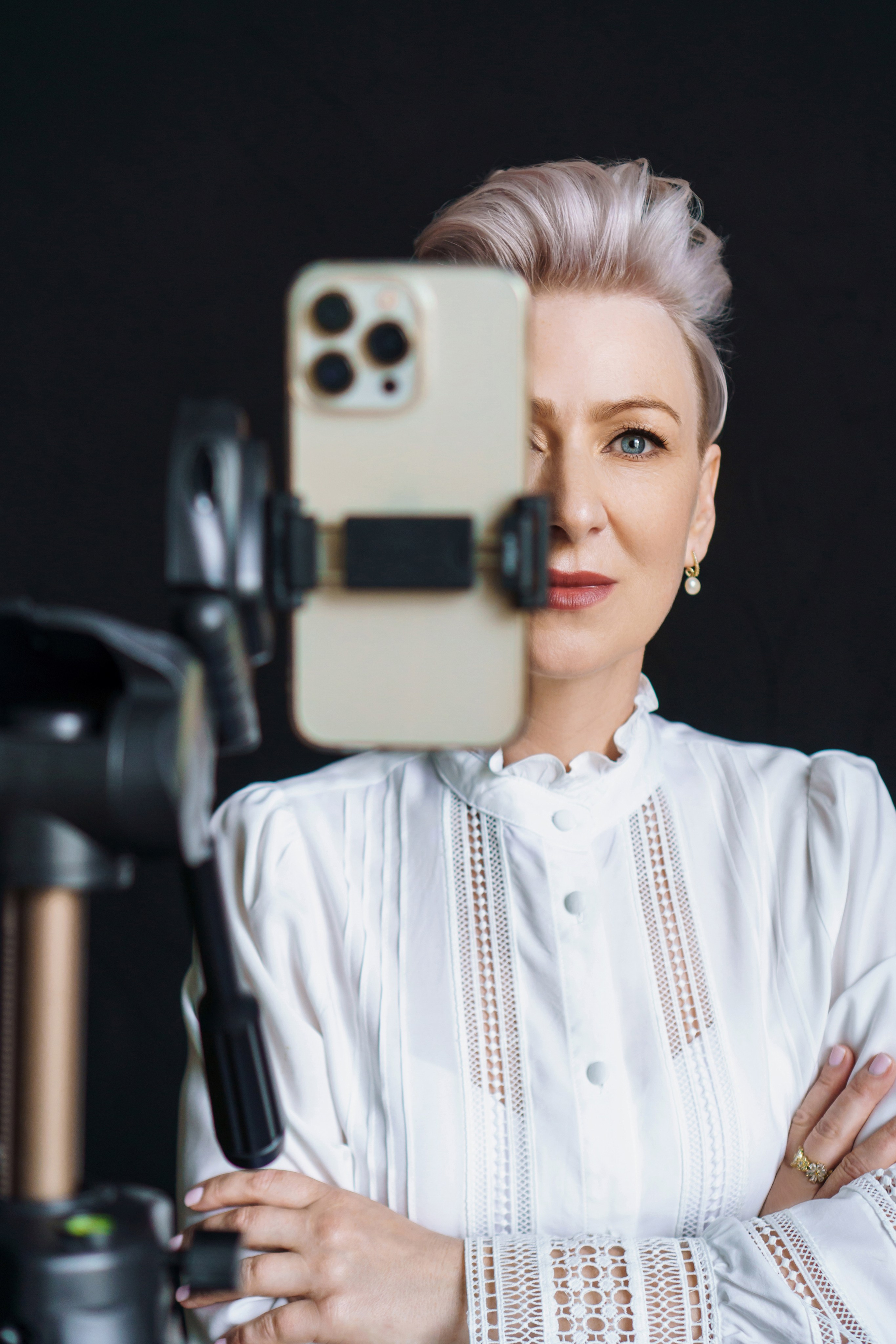 Женский портрет в студии с мягким светом: модель в элегантном образе на темном фоне. Естественные эмоции и профессиональный свет