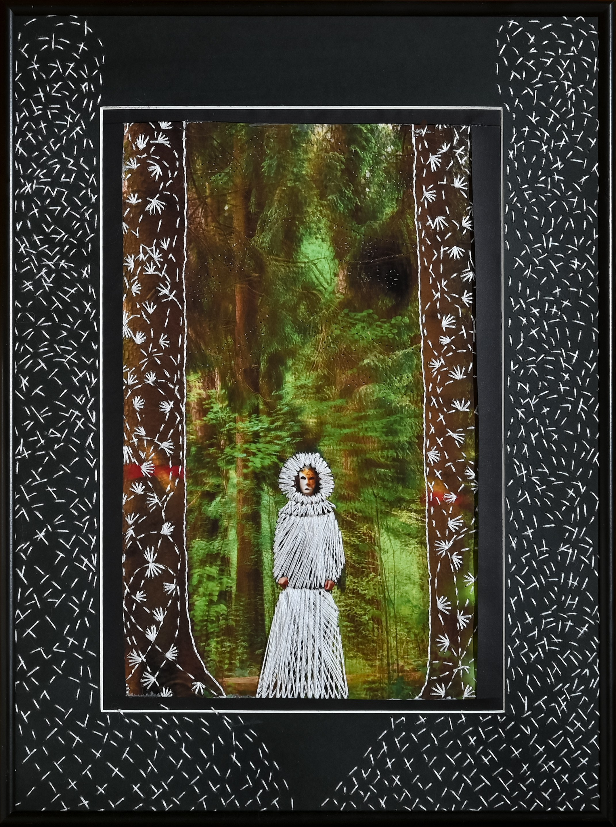 2023-2025. Медулина - в чешском фольклоре - это лесная белая пани, дух - покровитель лесных пчел и меда. В Чехии люди по весне носят в лес мед и говорят: «Здесь тебе, Медулина, а нам его в течение года обратно верни.» Имя пани происходит от чешского слова «мед». Люди верили, что мед попадает на цветы с неба, а пчелы его лишь собирают. Размер 30 см на 40 см. Вышивка по фотографии. Цена по запросу