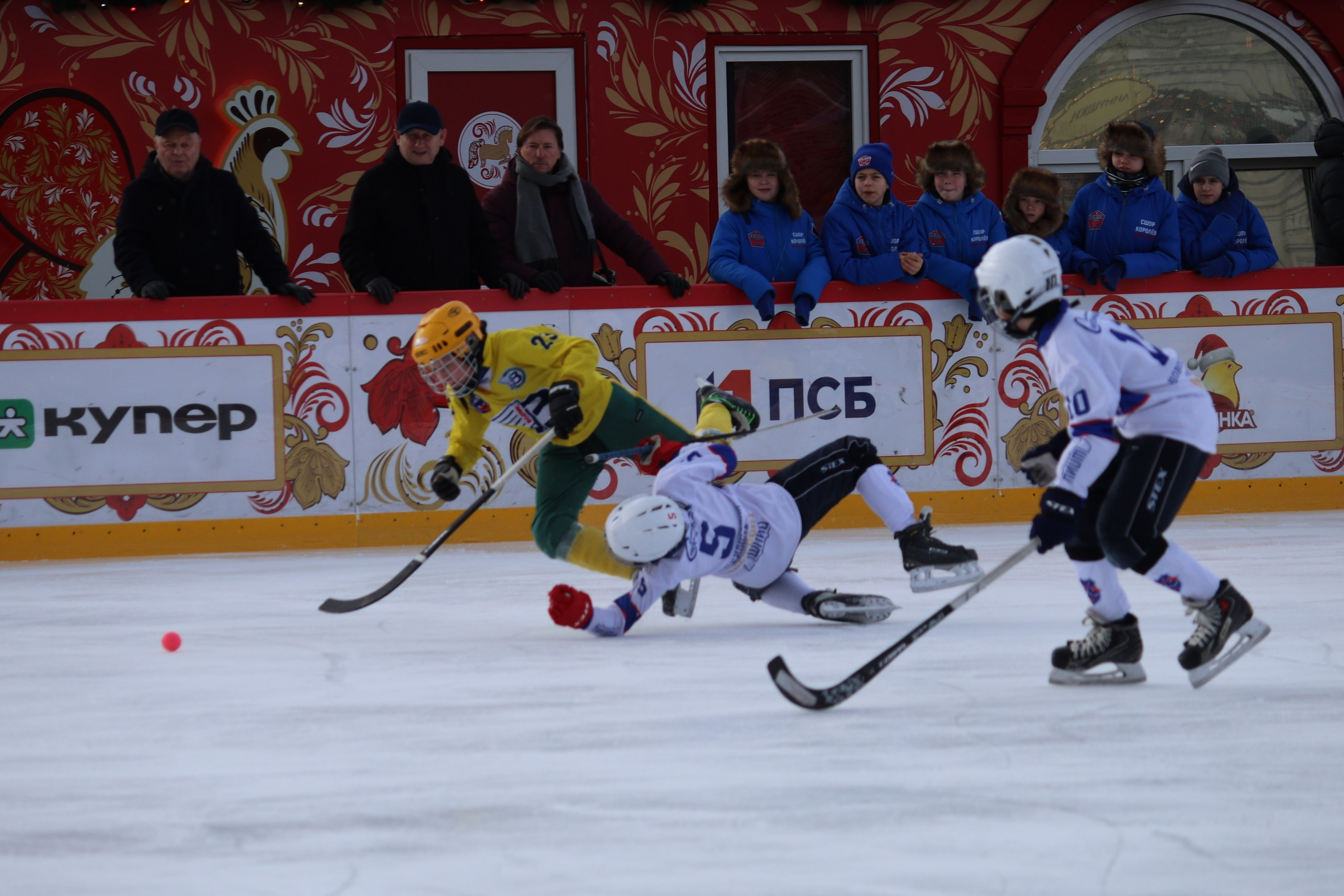 Хоккей с мячем на Красной площади. Фото. Репортажный фотограф, спортивный фотограф в Москве и области