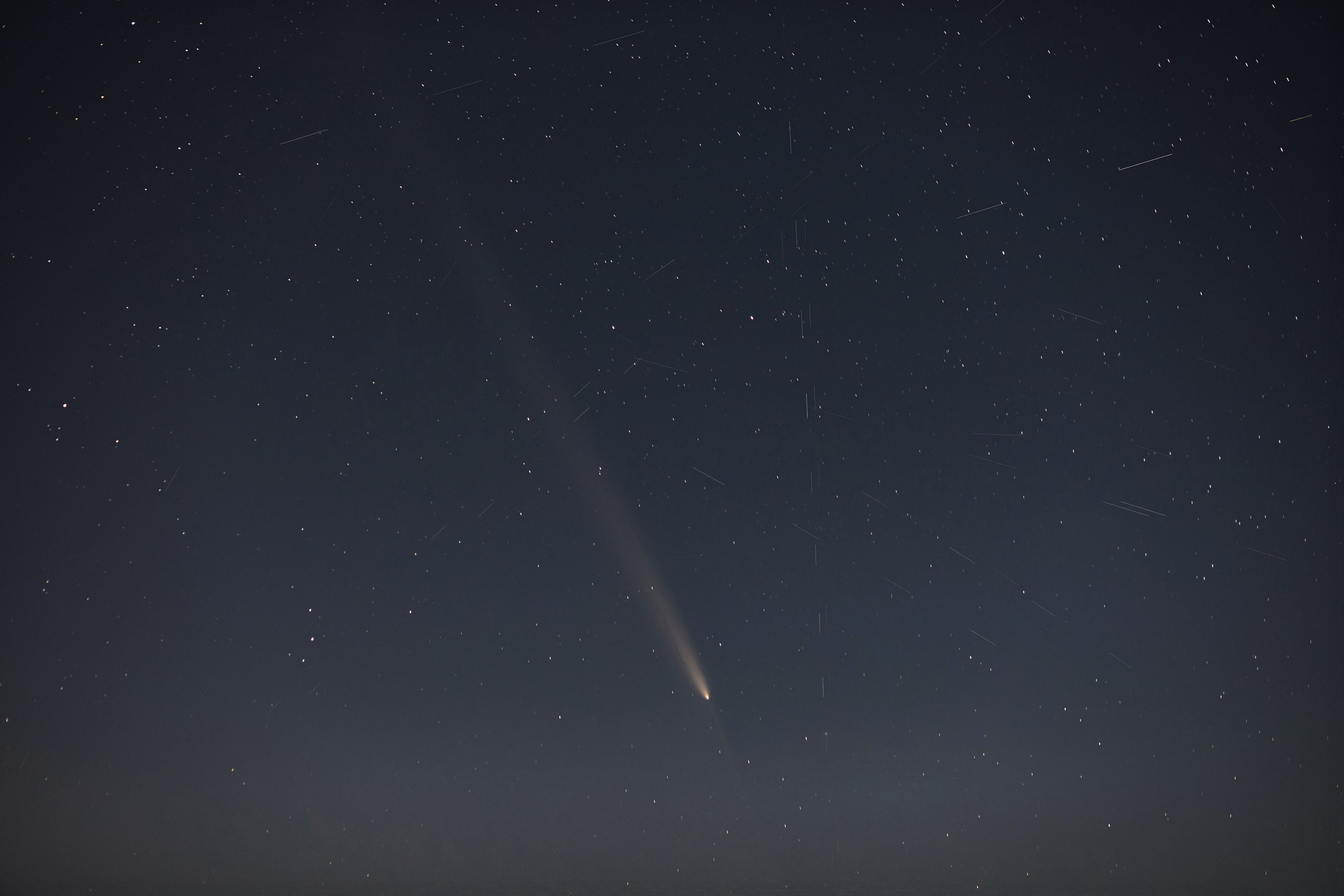 Комета Atlas в 2024 году на ночном небе с метеорами, изображение в высоком разрешении