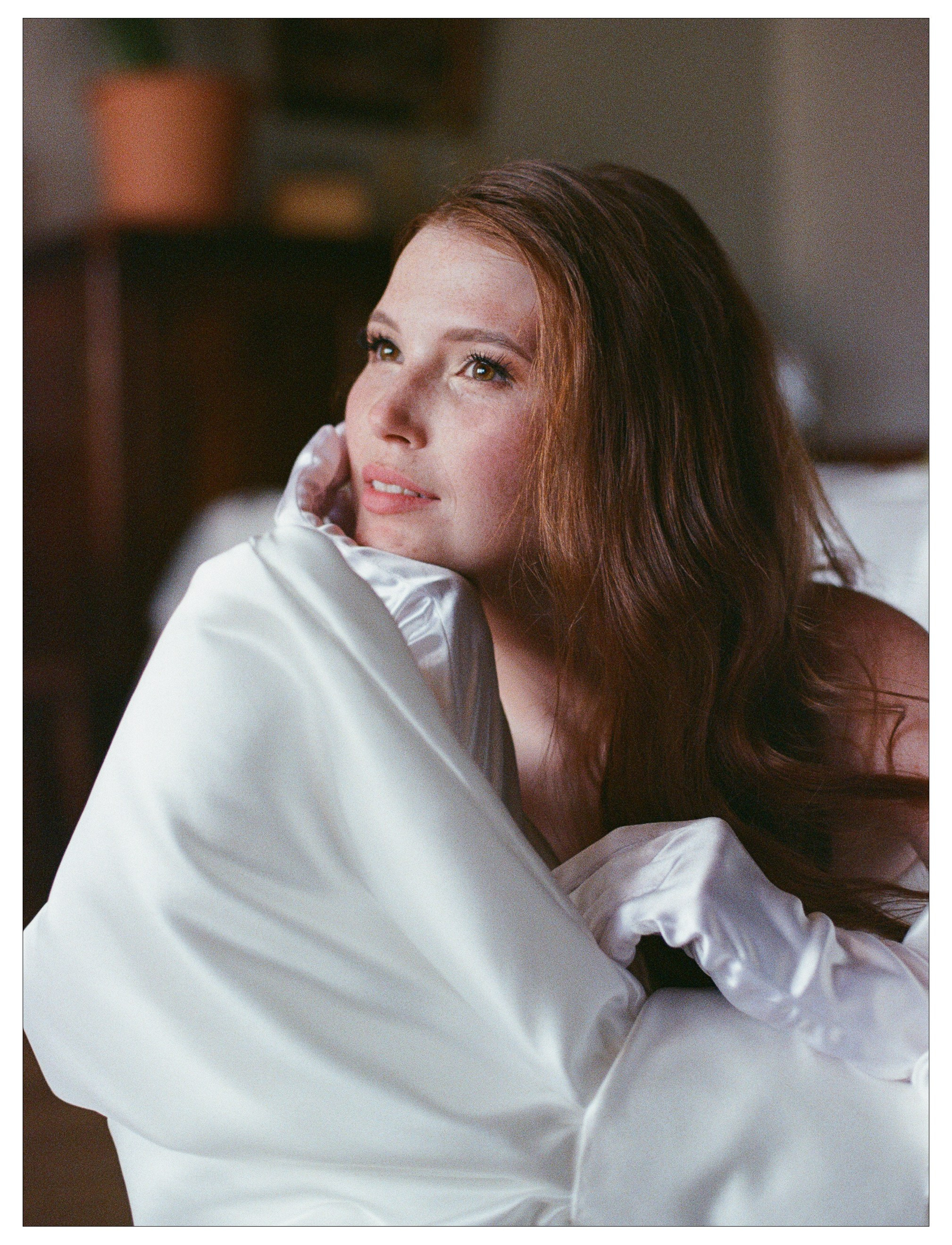 Невеста в белом платье у рояля — свадебная фотография на плёнку, винтажный интерьер Петербурга