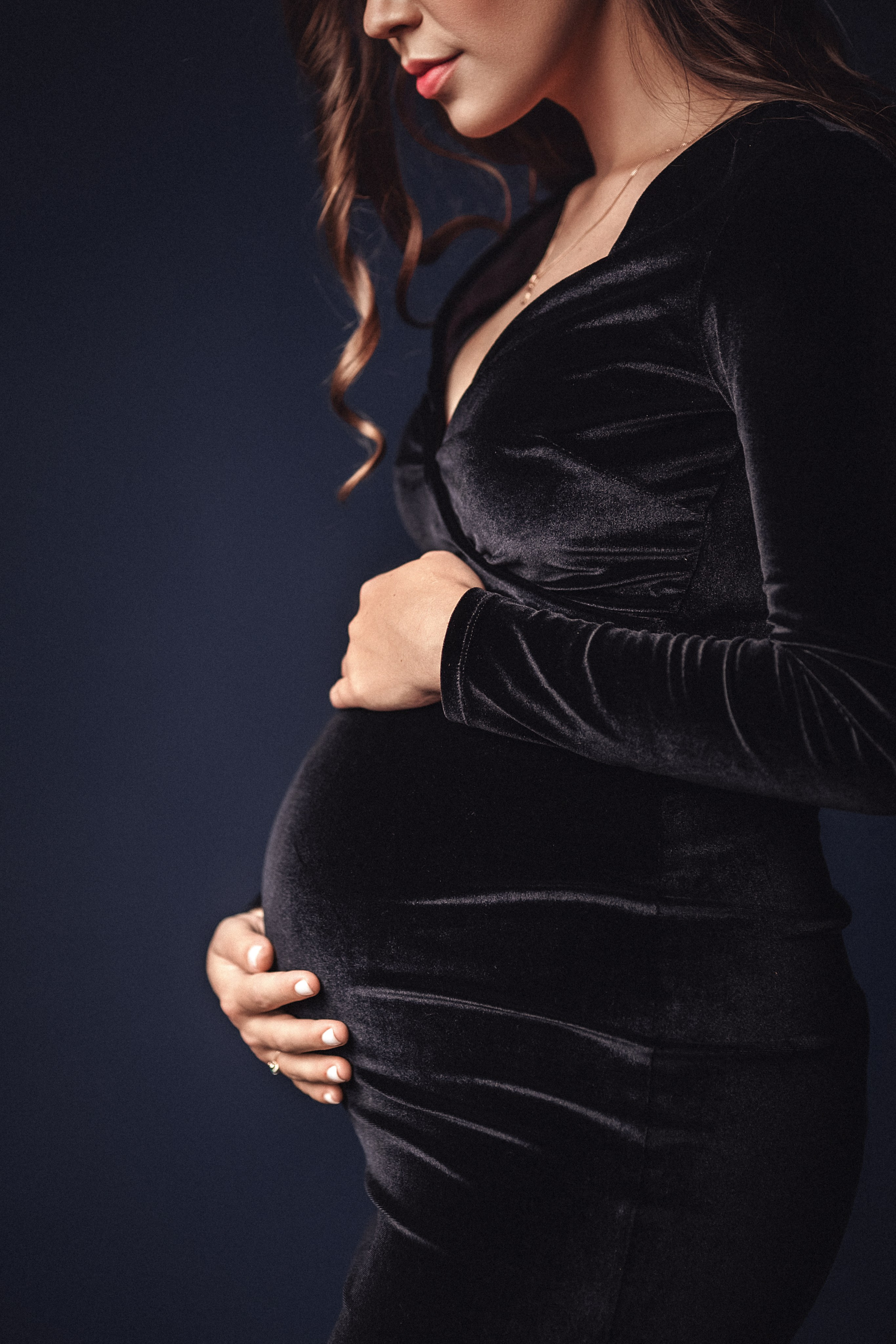 Красивая и стильная студийная фотосессия беременной в Москве. Профессиональный фотограф в Москве. Елена Шуваева