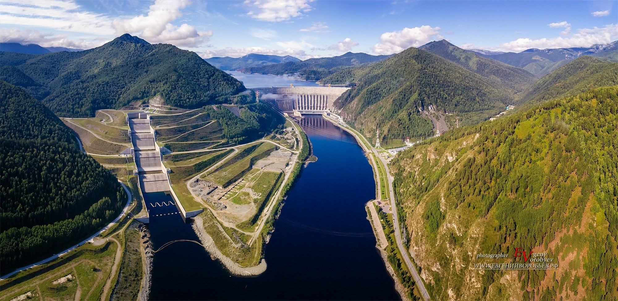 плотина Саяно шушенской ГЭС гоидроэлектростанция на реке Енисей съёмка с квадрокоптера дрона индустриальная промышленная фотосъёмка видеосъёмка в Красноярске и по России фотограф заказать фотосессию цена стоимость примеры фото