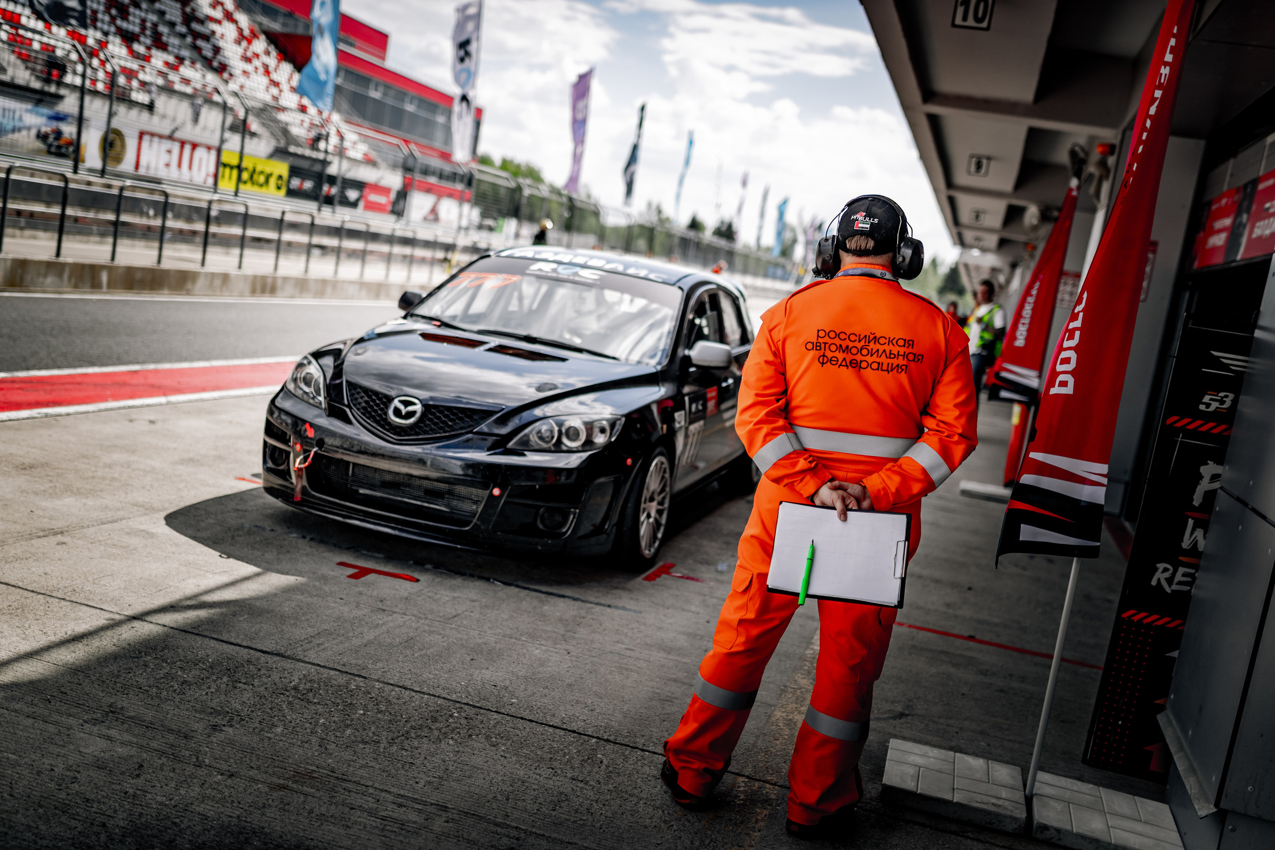 Кто такие маршалы на автогонках: невидимые герои автоспорта