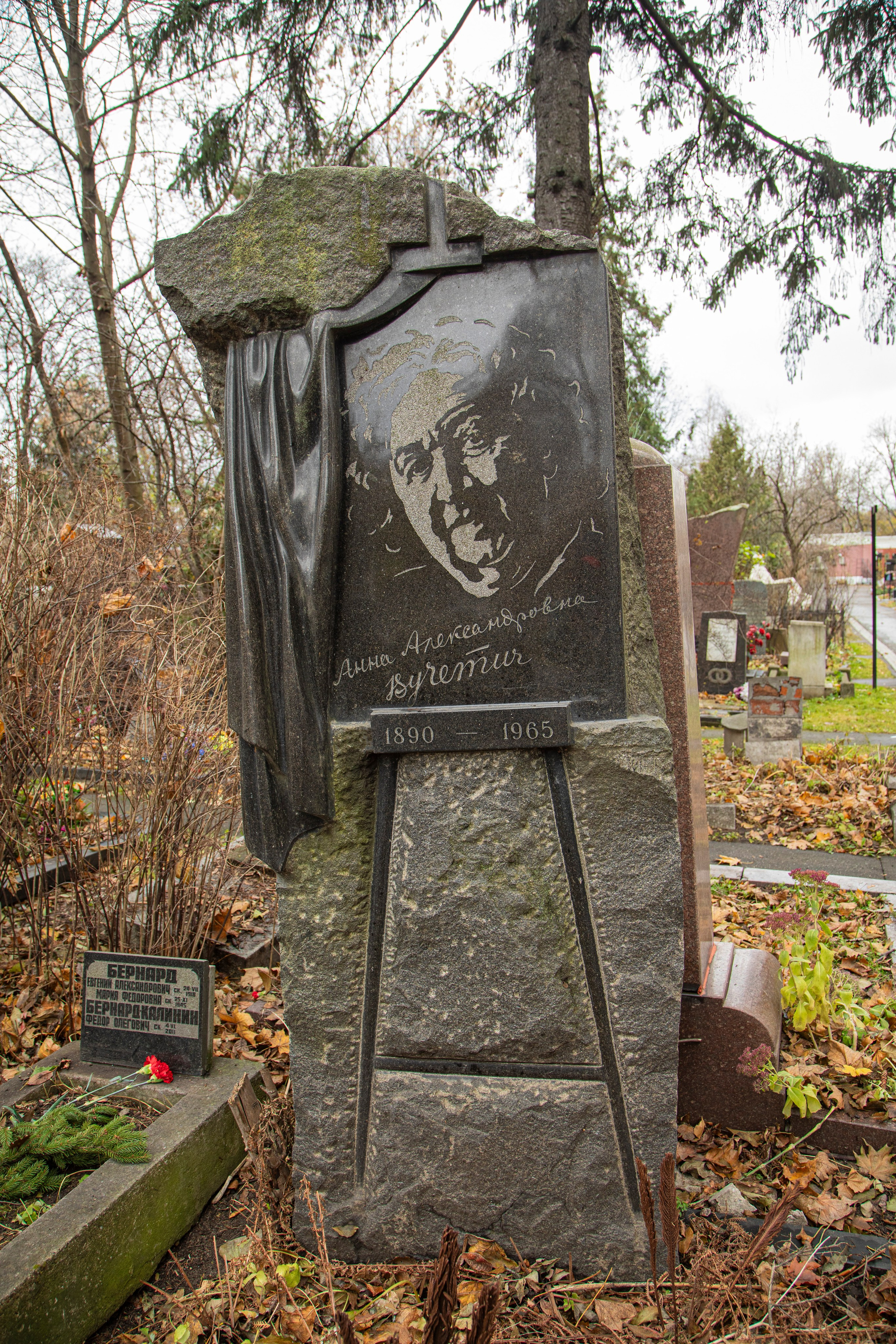 Осенняя прогулка по Новодевичьему кладбищу. Фотограф Сергей Ловкий