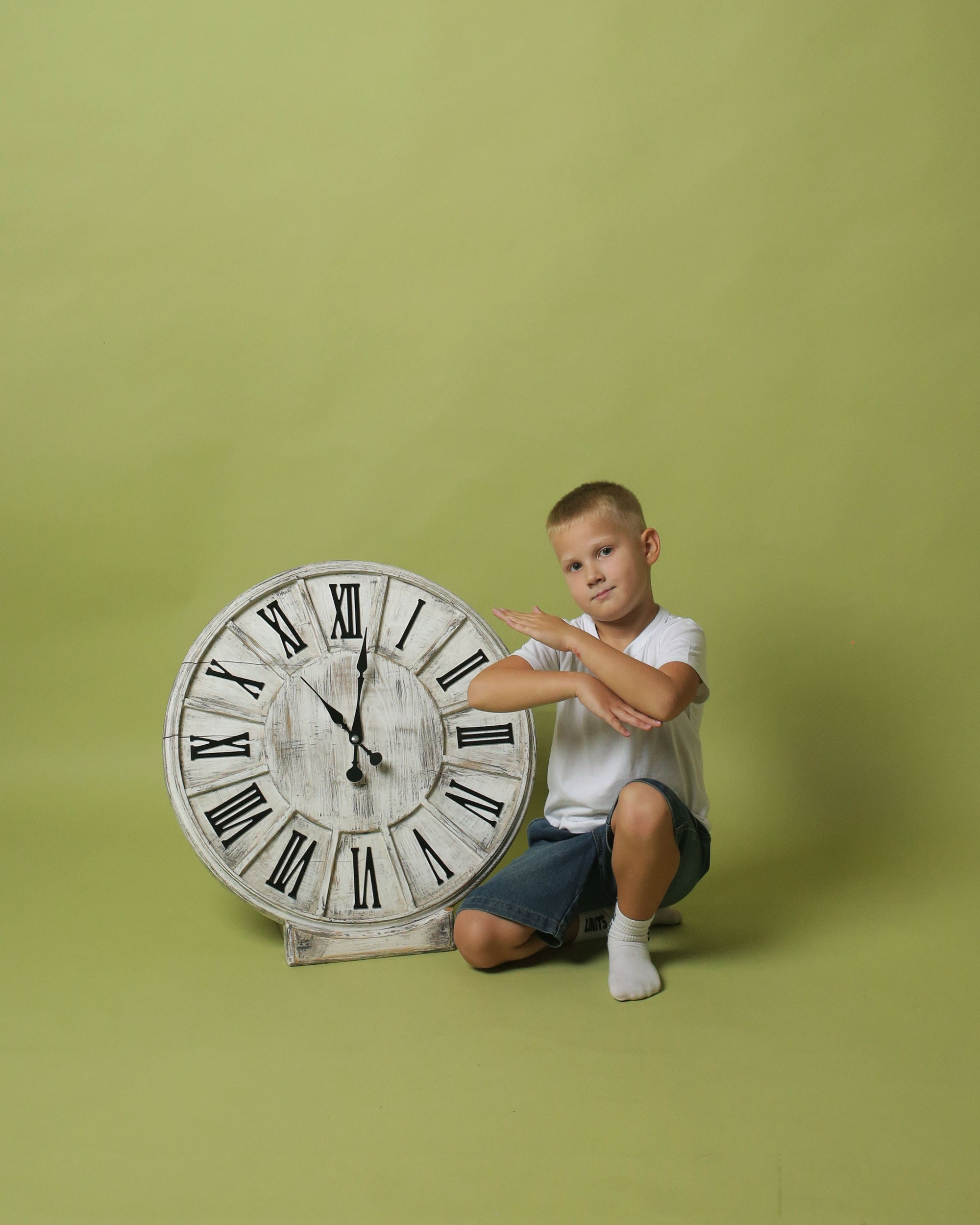 мальчик с часами в фотостудии