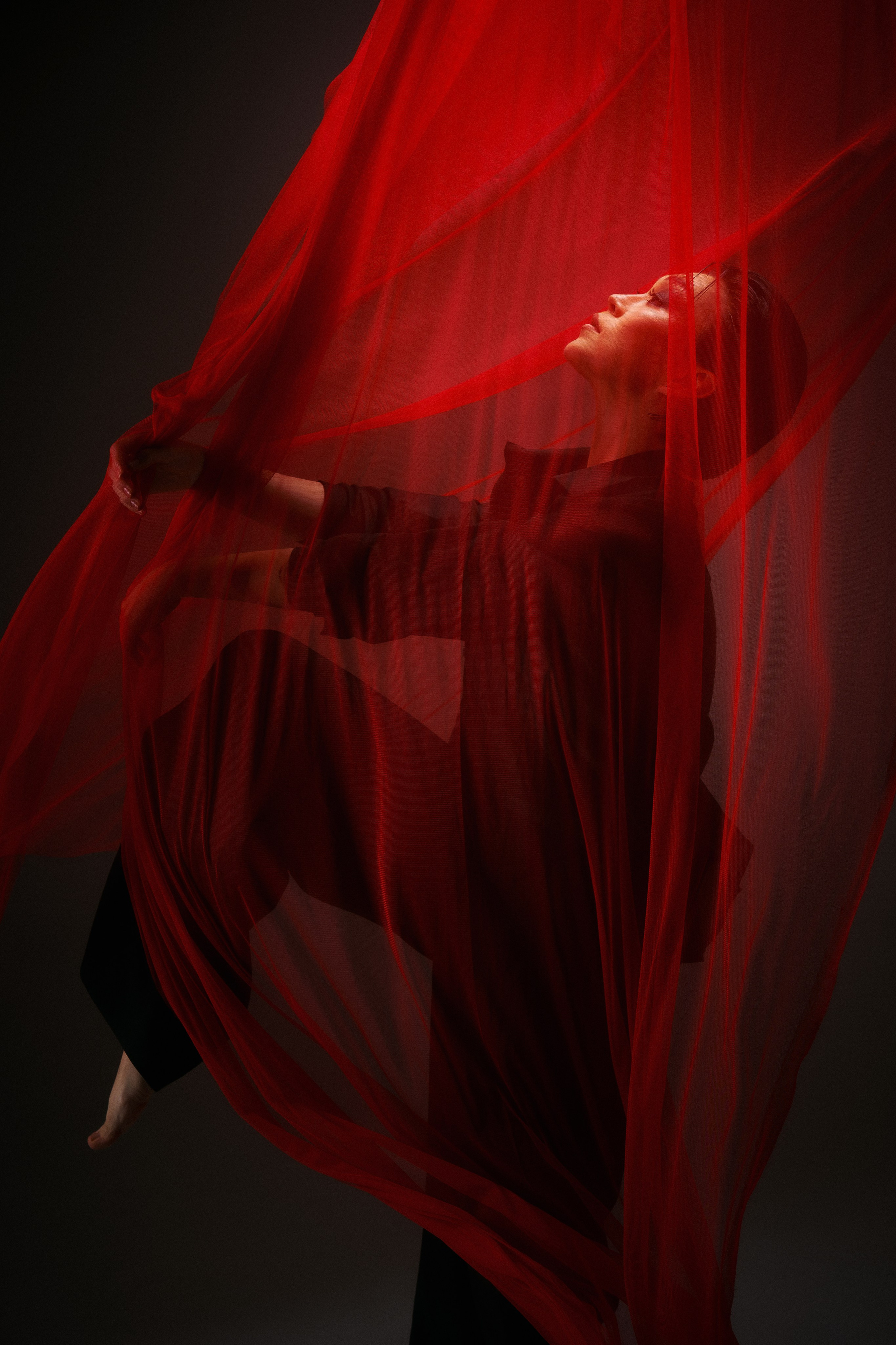 Женская фотосессия с тканью