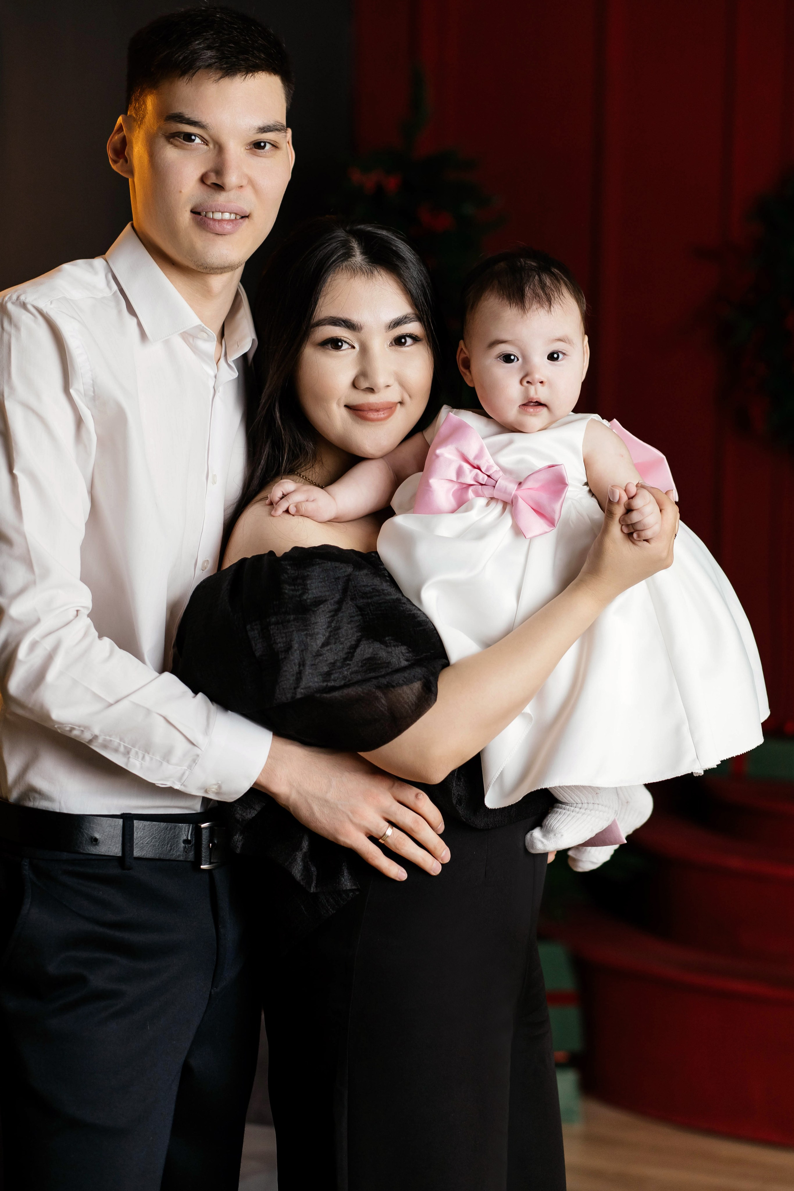 Семейная фотосессия Адия и Куан НГ 2026. Женский фотограф в Оренбурге Ирина Заводчикова