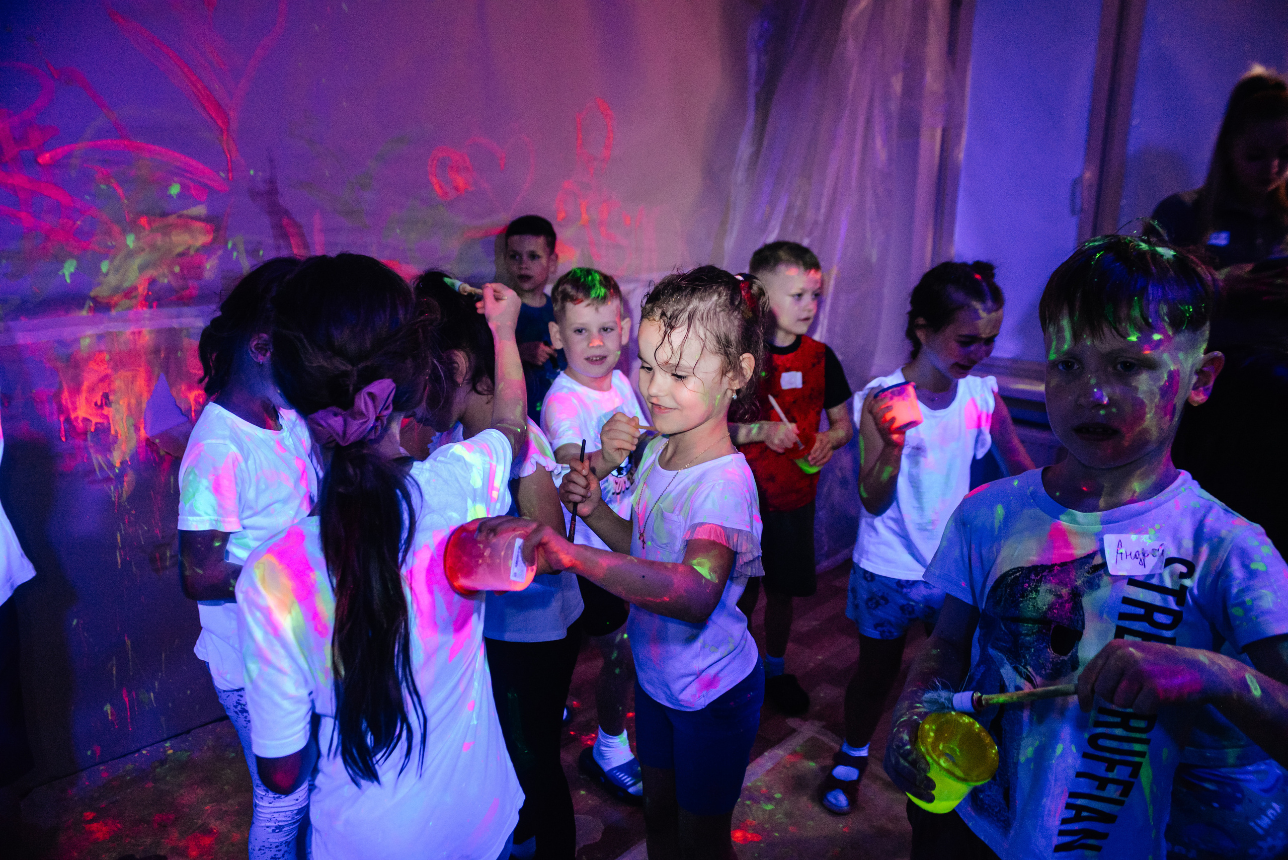 выпускной в детском саду. выпускной в школе. Неоновые краски домодедово.Яркий день рождения для ребенка.Праздник под ключ. Детский лофт. Студия красок бифан.