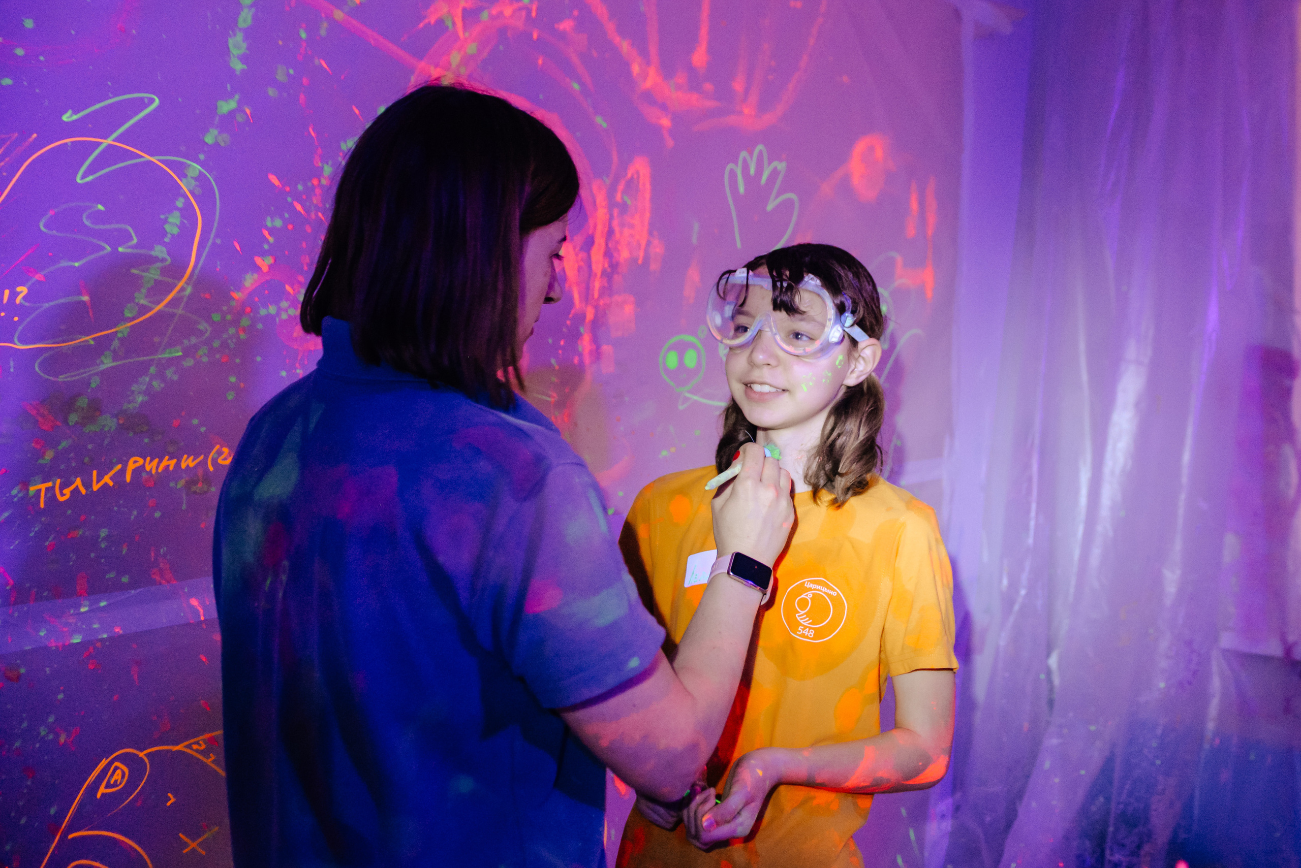 Неоновые краски домодедово.Яркий день рождения для ребенка.Праздник под ключ. Детский лофт. Студия красок бифан.рисовашки.краски стрелять