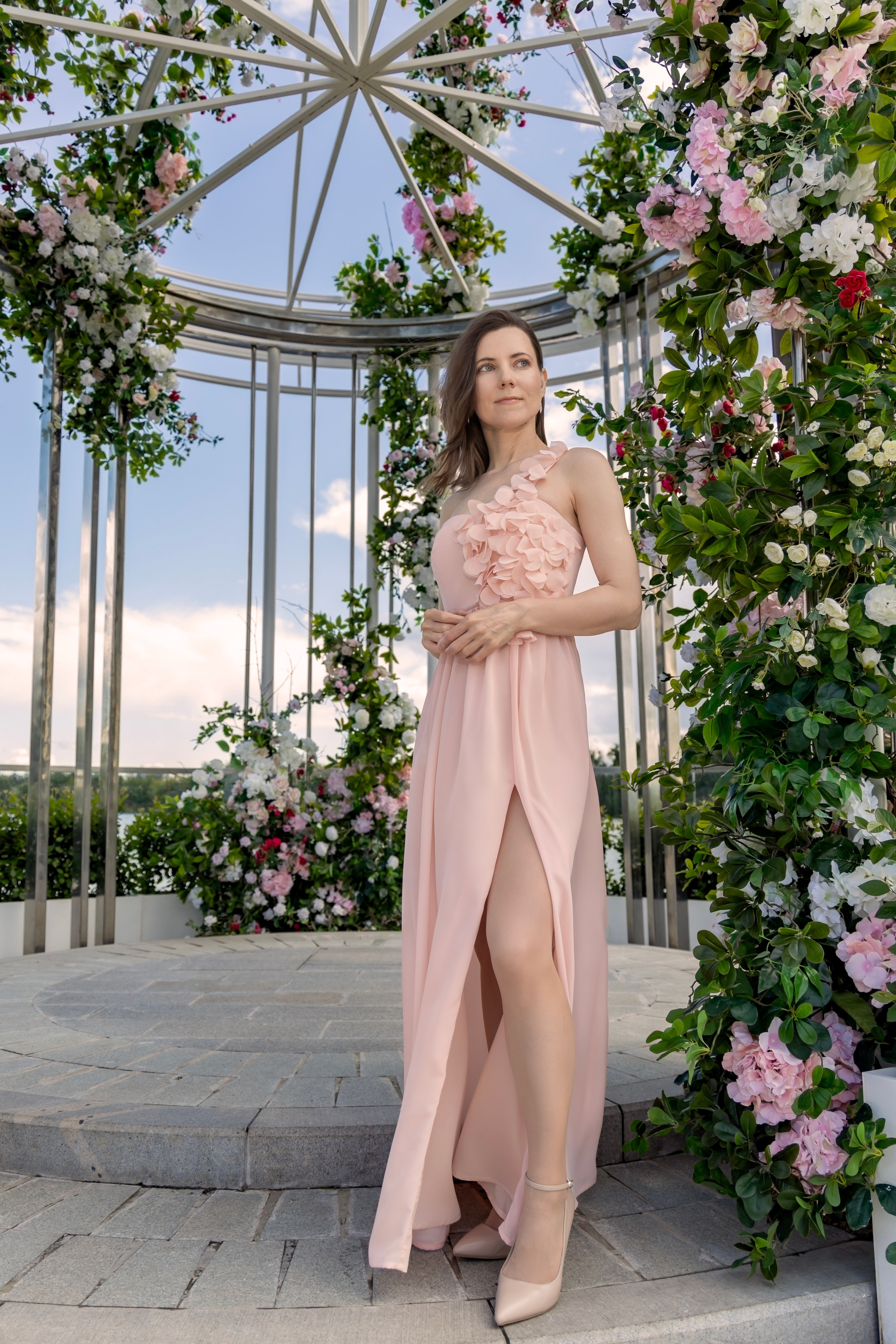 Фотосессия на новой набережной Коломенского: нежность, цветы и вдохновение. Репортажный, семейный и студийный фотограф в Москве Демин Алексей