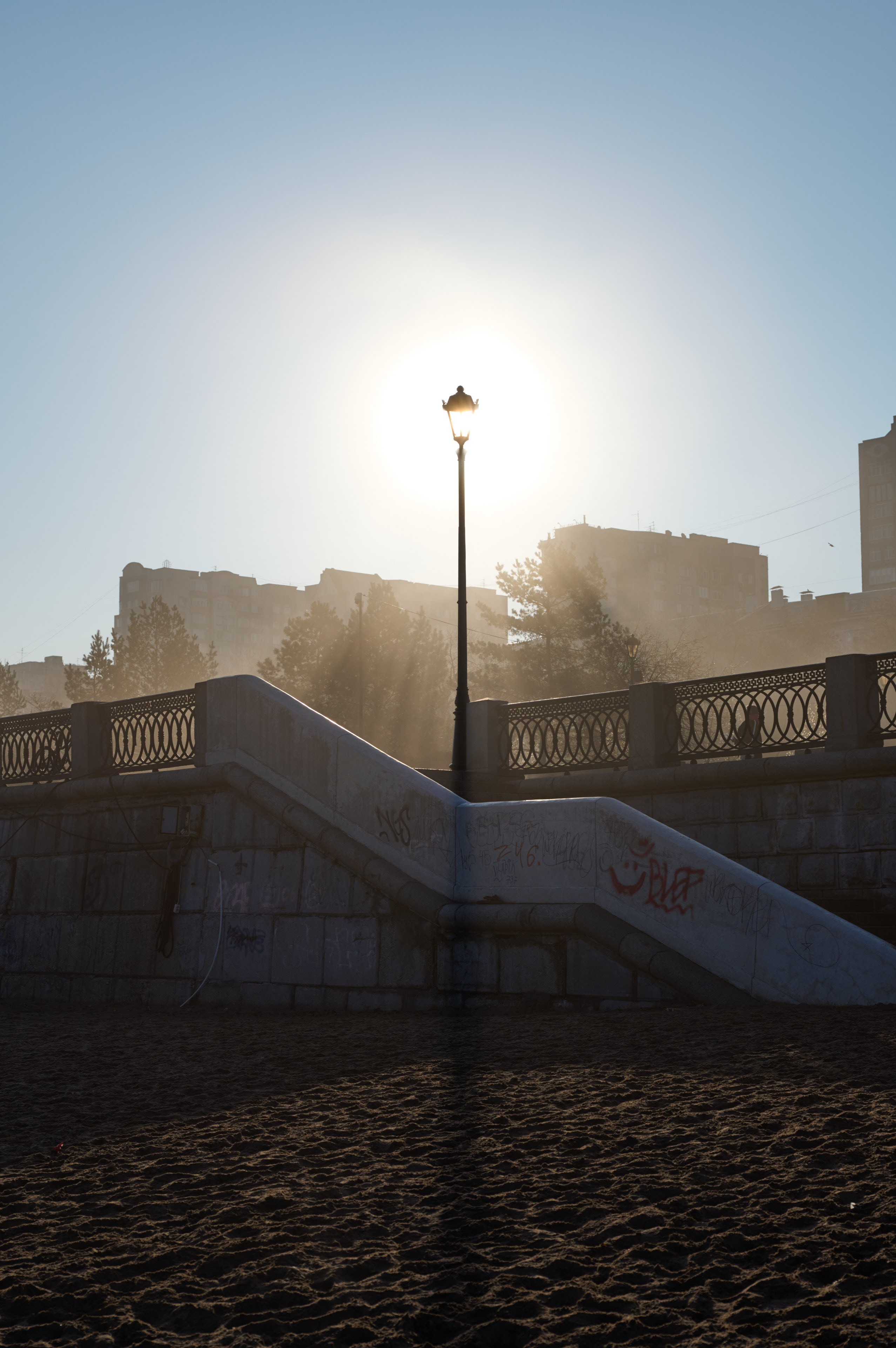 Туман на набережной Волги в Самаре, 8 апреля 2025 года