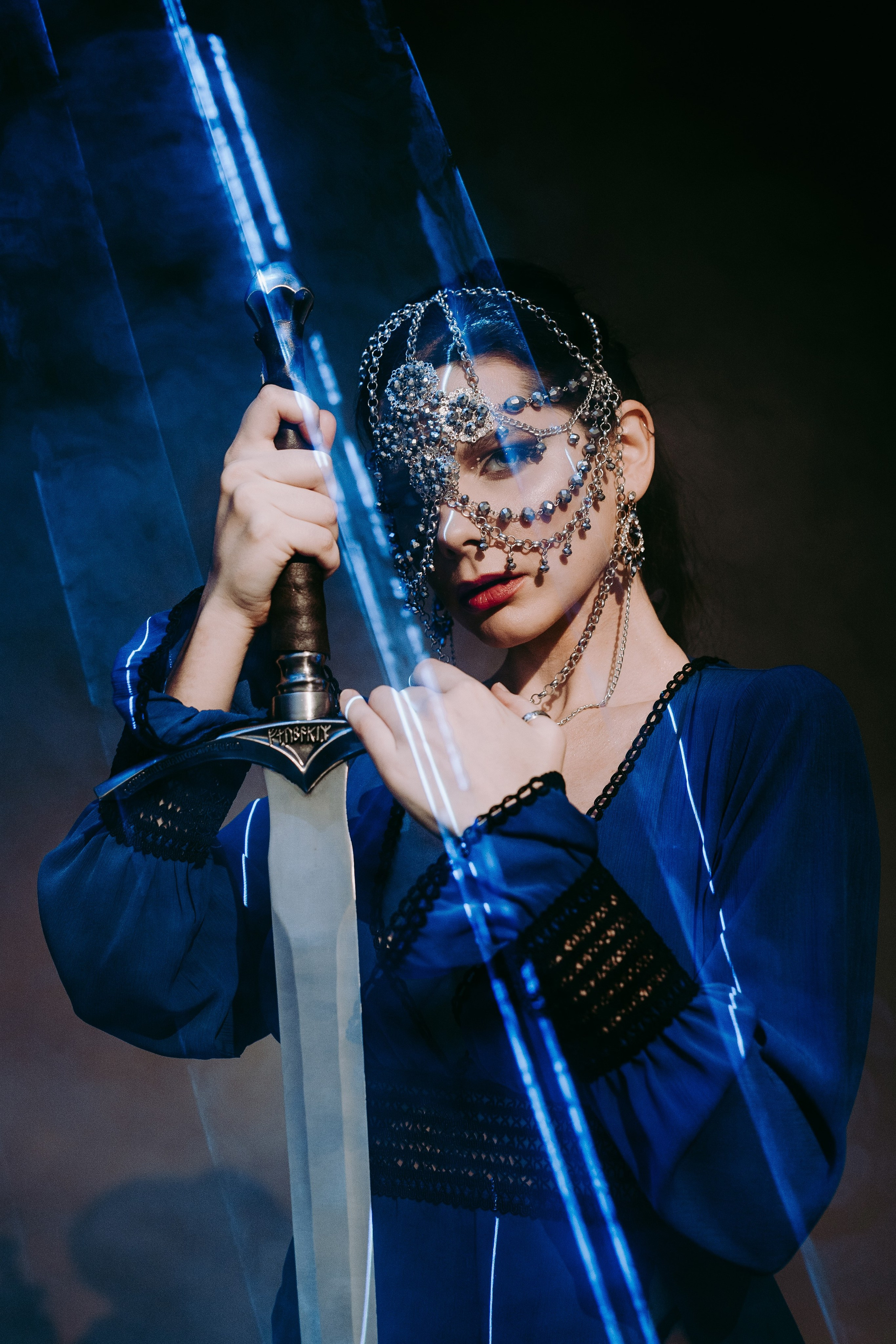 Девушка с мечом в синем свете. Цветокоррекция Victory photo