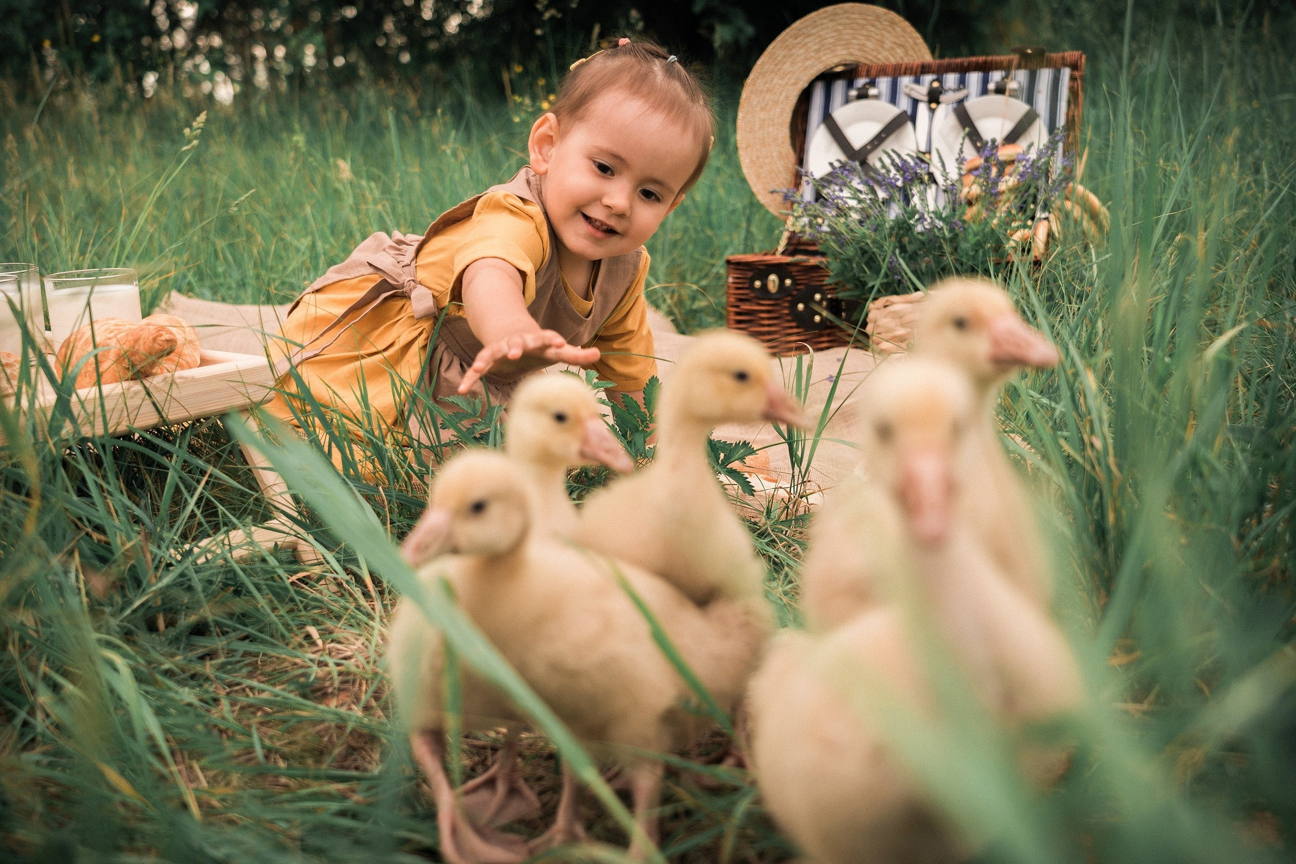 Детская фотосессия с утятами, фотосессия в стиле пикник на природе, жизнь в деревне