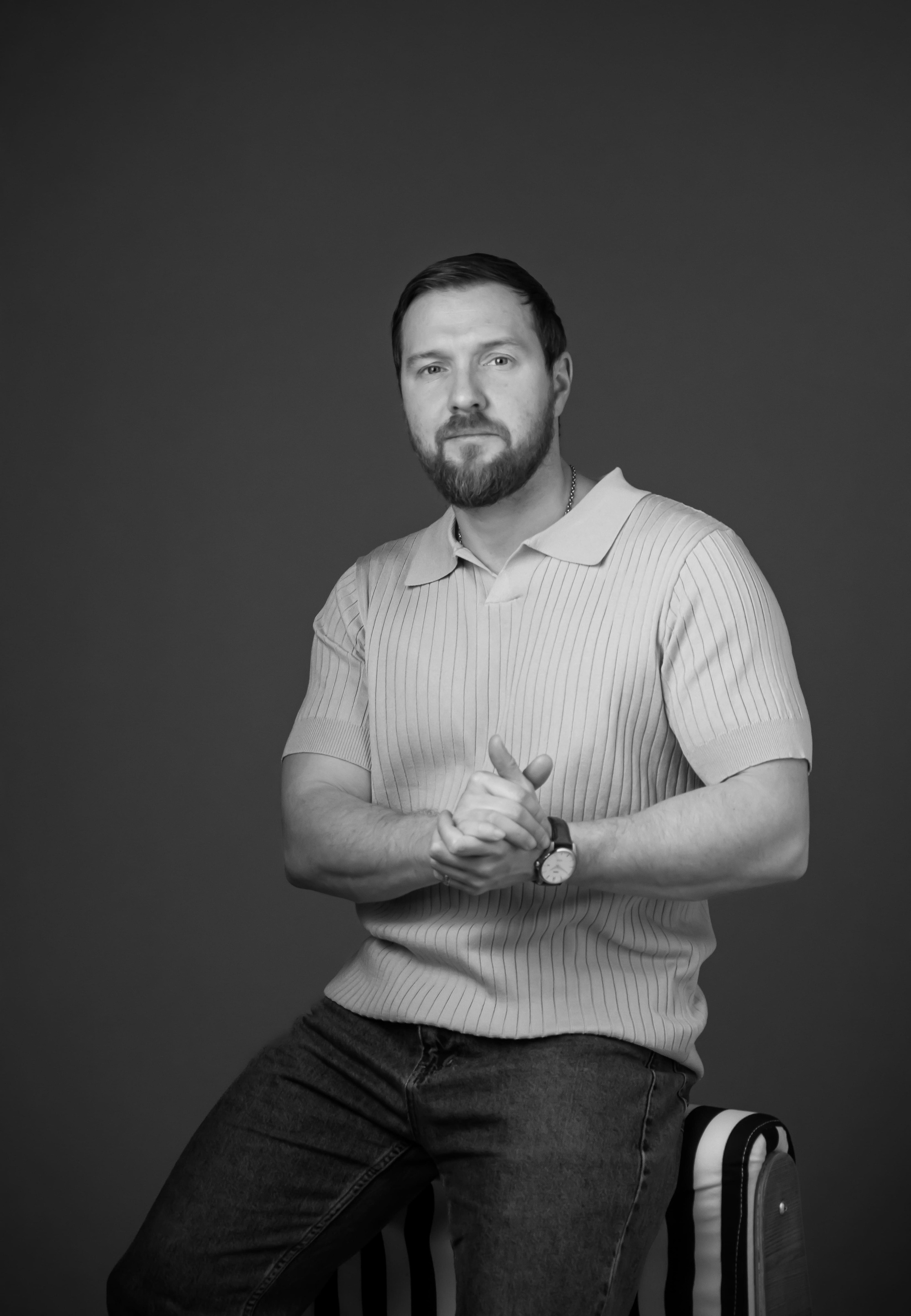 Чёрно-белый бизнес-портрет мужчины в студии, Москва, фотограф Карасёва Елена