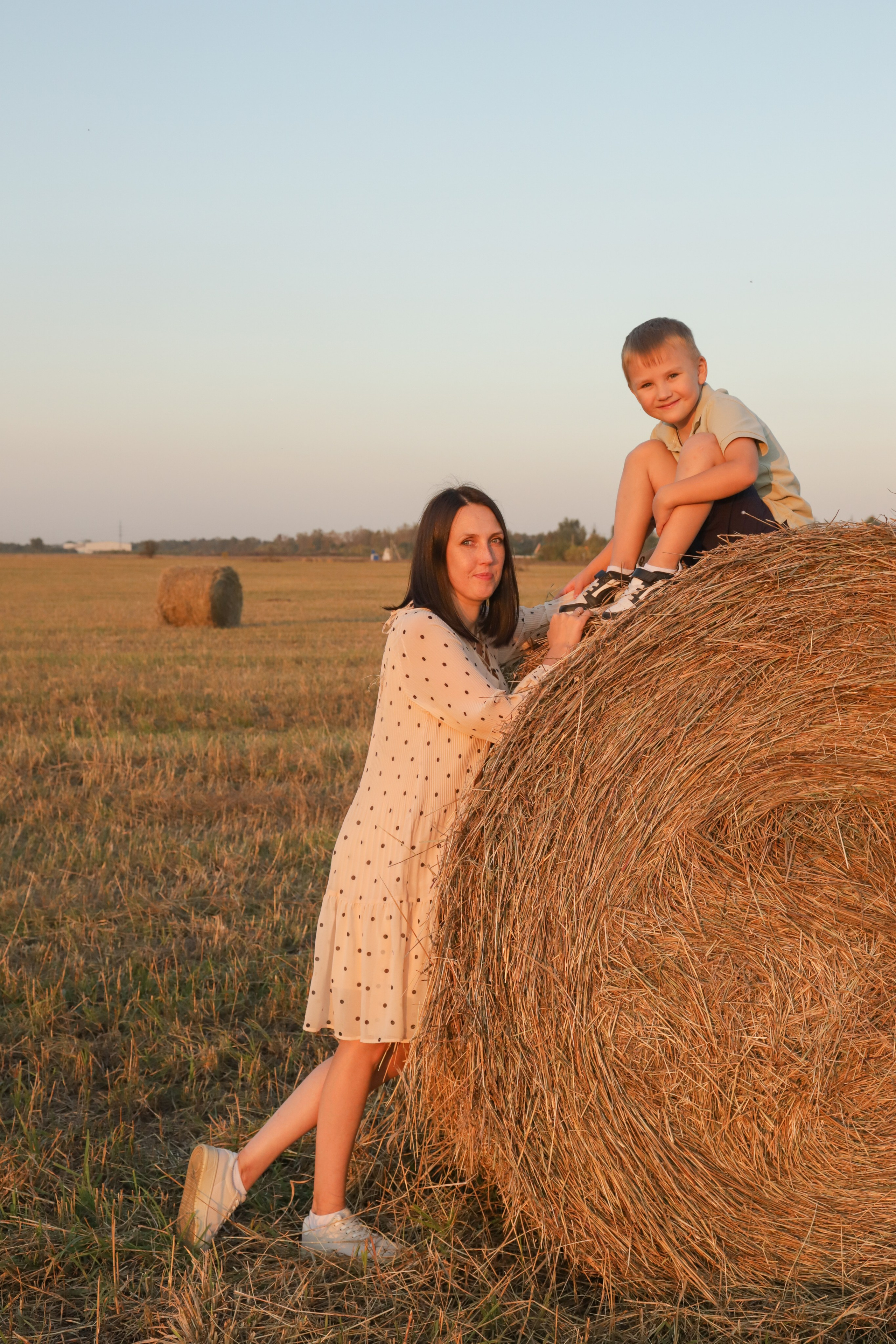 Мама с детьми в поле стога. Диана Николаева — фотограф город Балашиха