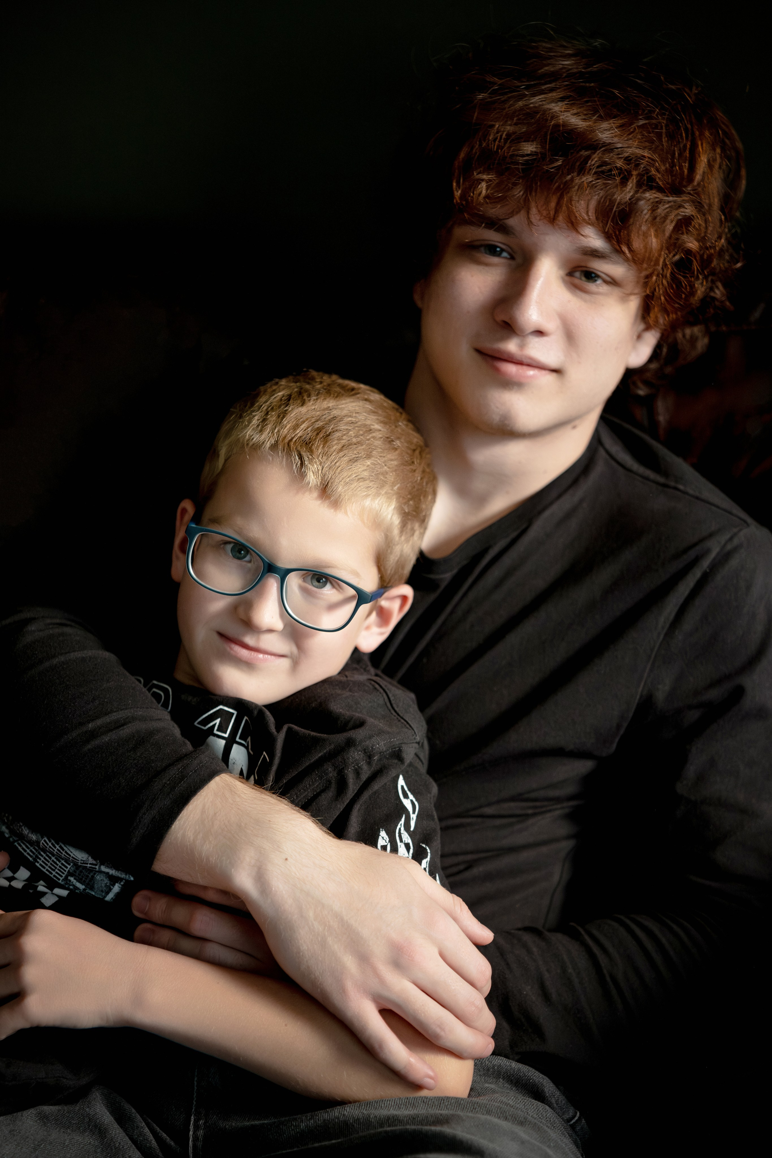 Женя с сыновьями — минимализм в лофте. Фотограф и видеограф в Тюмени Анна Жагорина, ваши фото еще не отдавали так быстро!