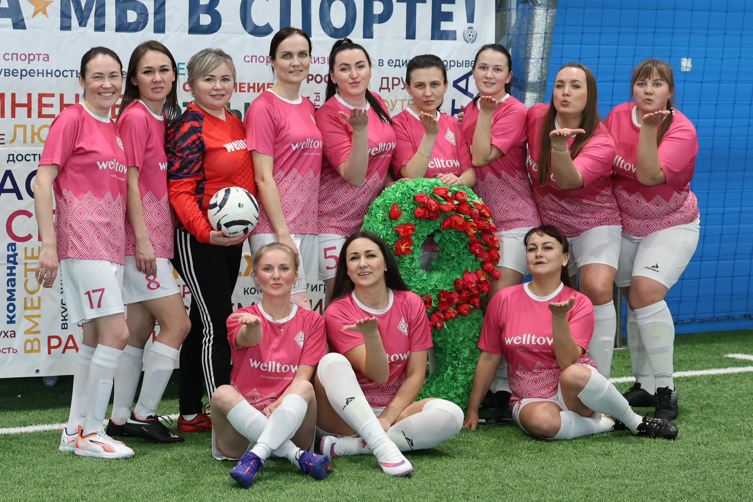 Женская футбольная команда в розовом