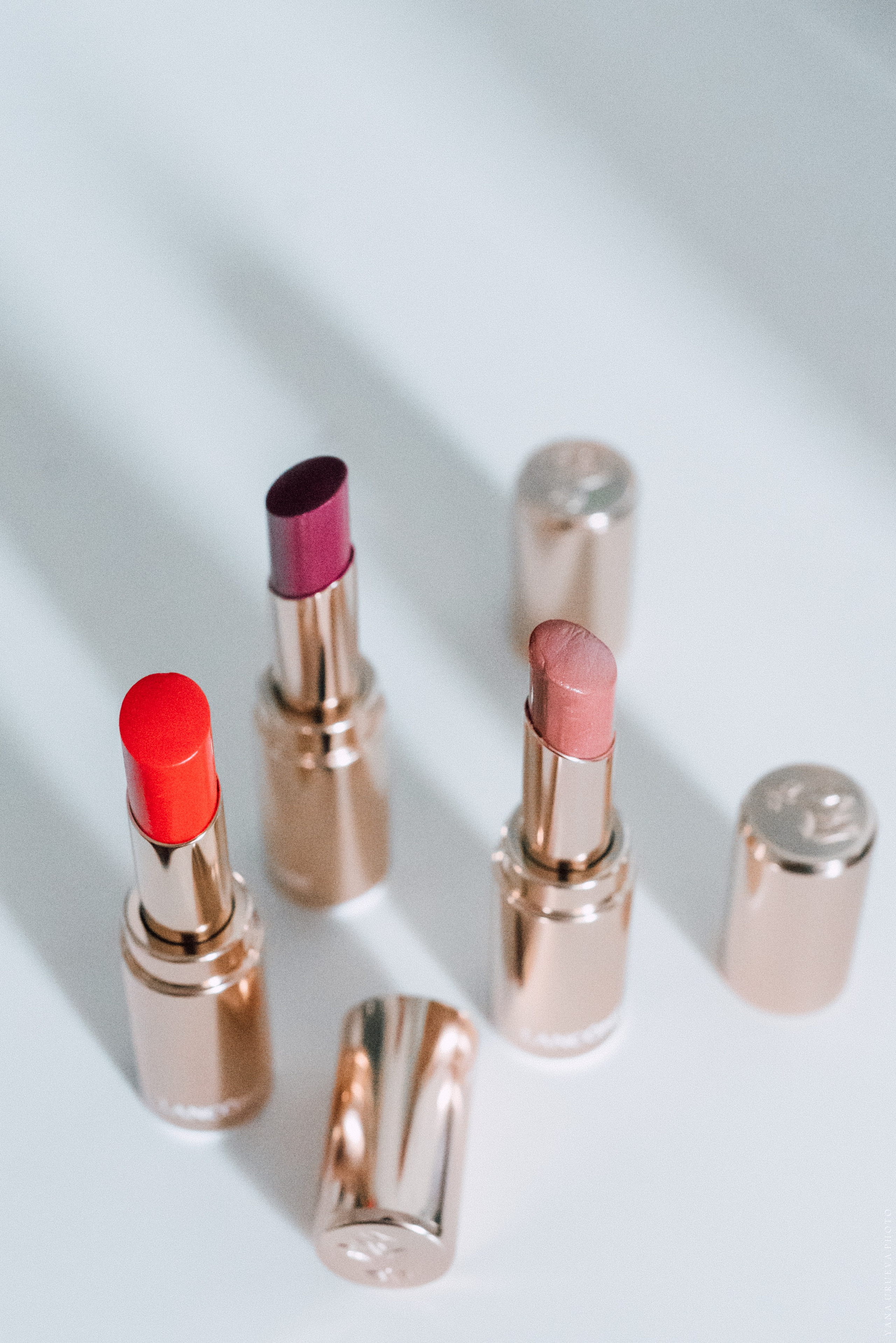 Цветные помады на белом фоне