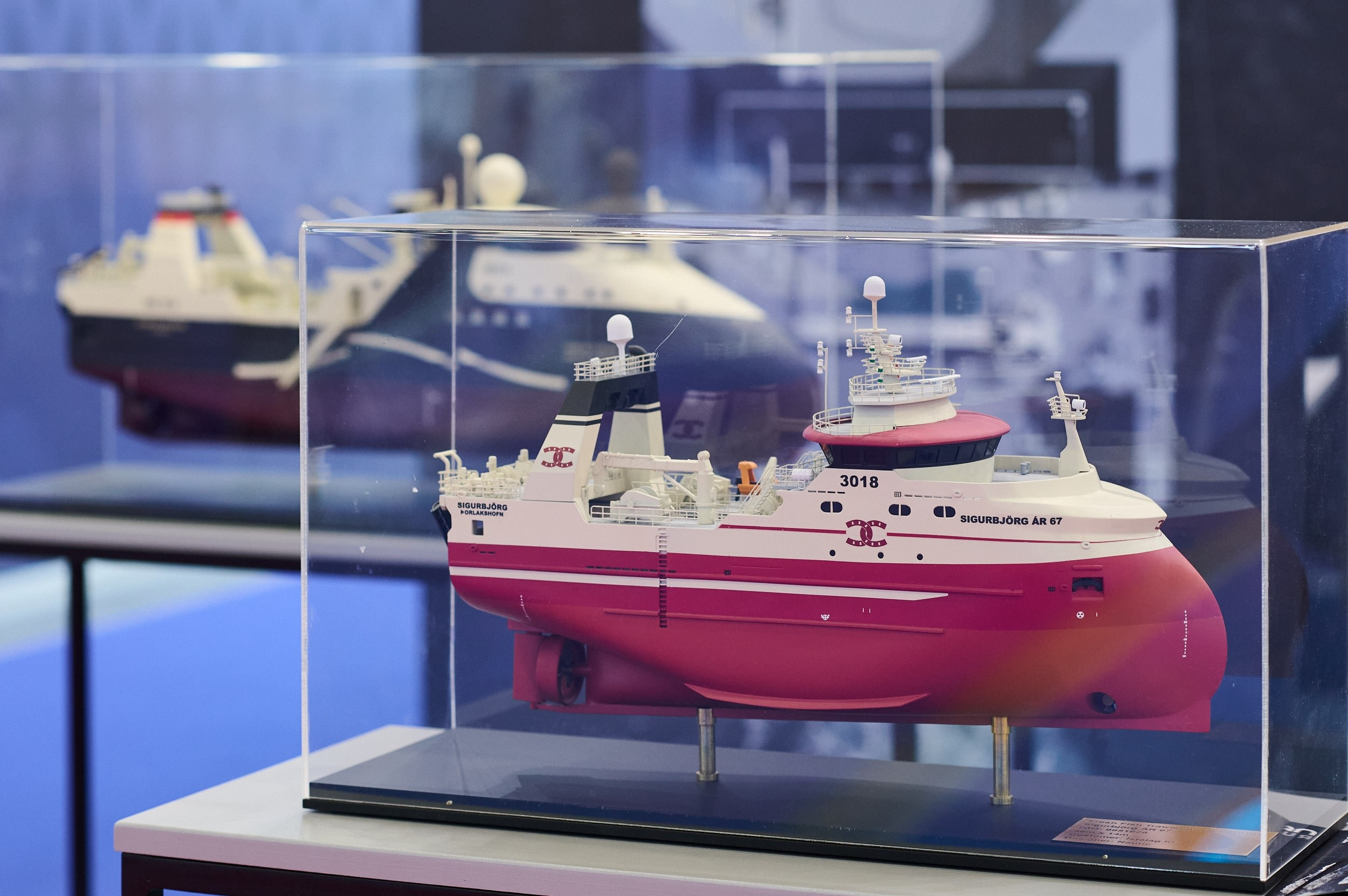 Макеты морских кораблей на выставке Seafood Expo Russia 2025. Репортажная съёмка в КВЦ «Экспофорум», Санкт‑Петербург.