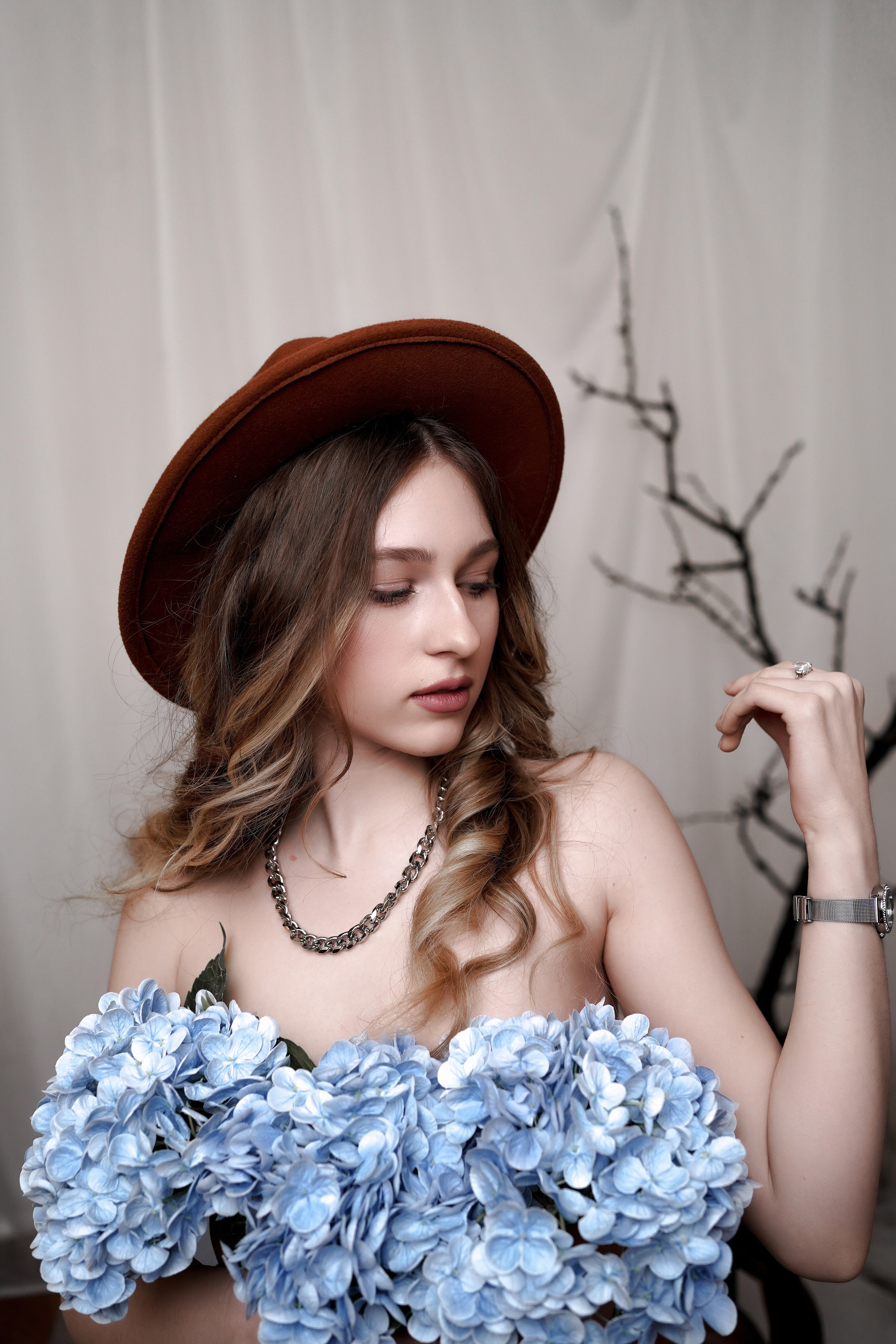 Женская фотосессия с гортензией в Ростове-на-Дону. Студийный фотограф Алёна Чёботова. Свадебный фотограф в Ростове-на-Дону. Таинство Крещения и Венчания, семейные фотосессии. Алёна Чёботова